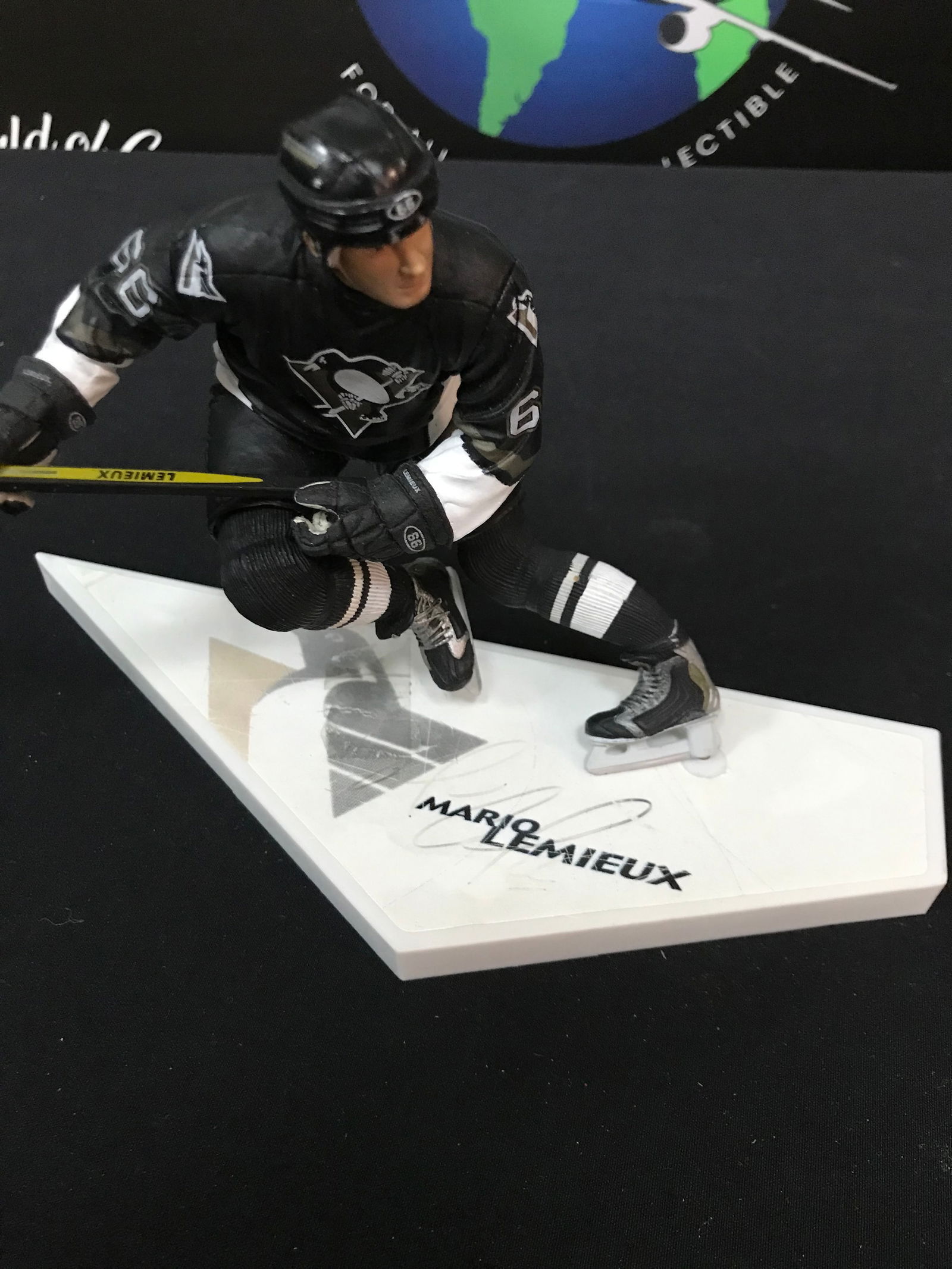 2001 MCFARLANE MARIO LEMIEUX FIGURE SIGNED (1 of 2)