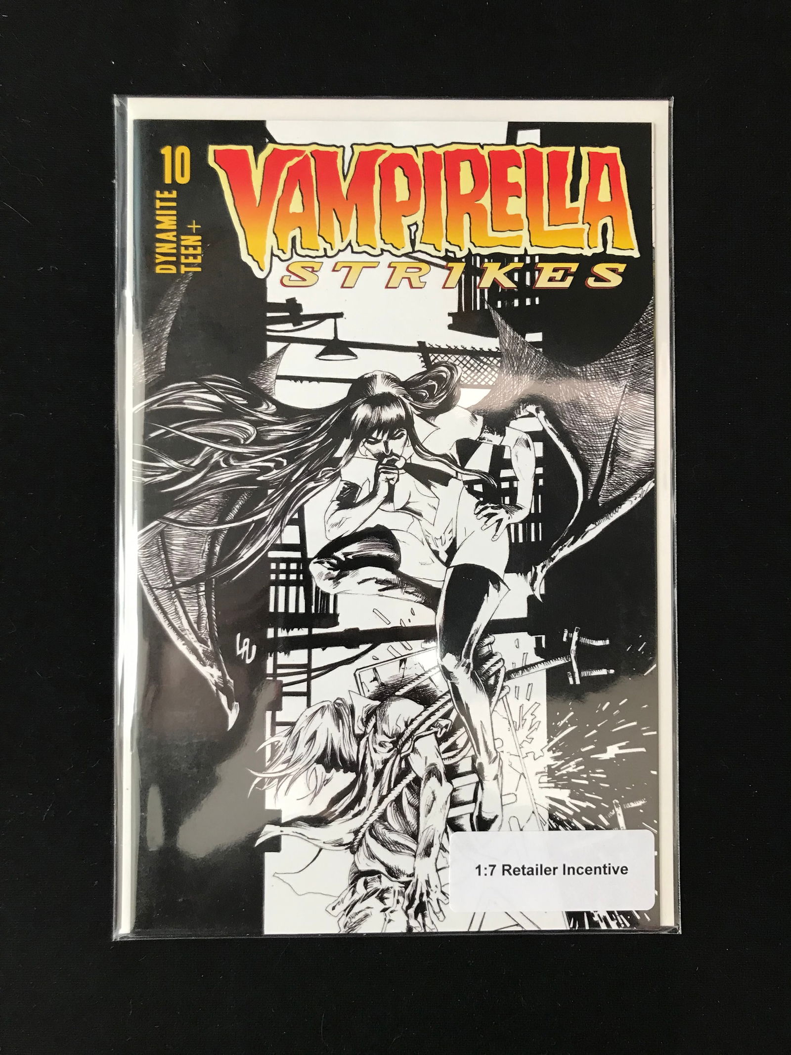 DYNAMITE COMICS NO.10 VAMPIRELLA STRIKES (1 of 1)