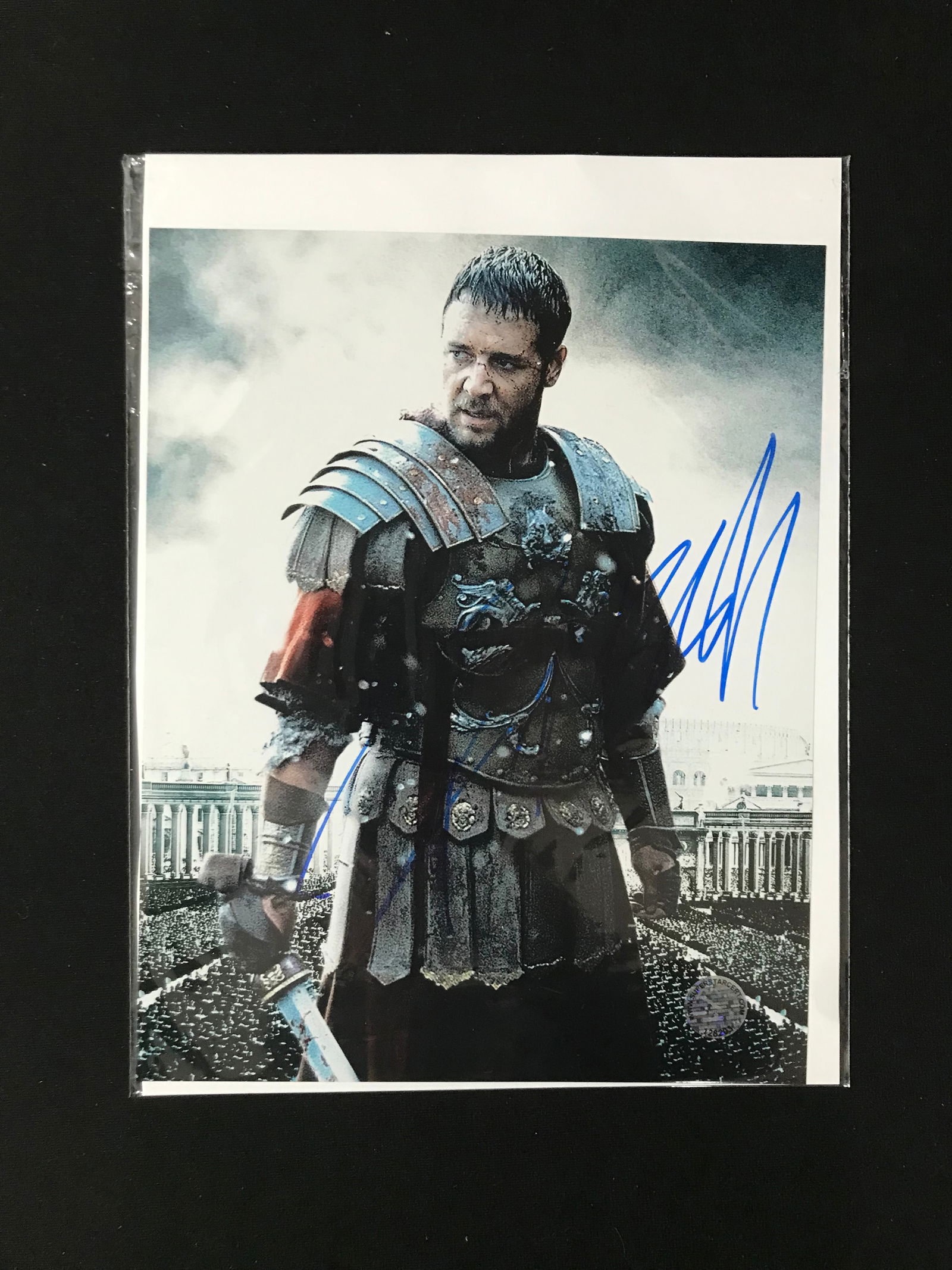 RUSSELL CROWE SIGNED "GLADIATOR" 8X10 PHOTO (SUPER STAR COA) (1 of 2)