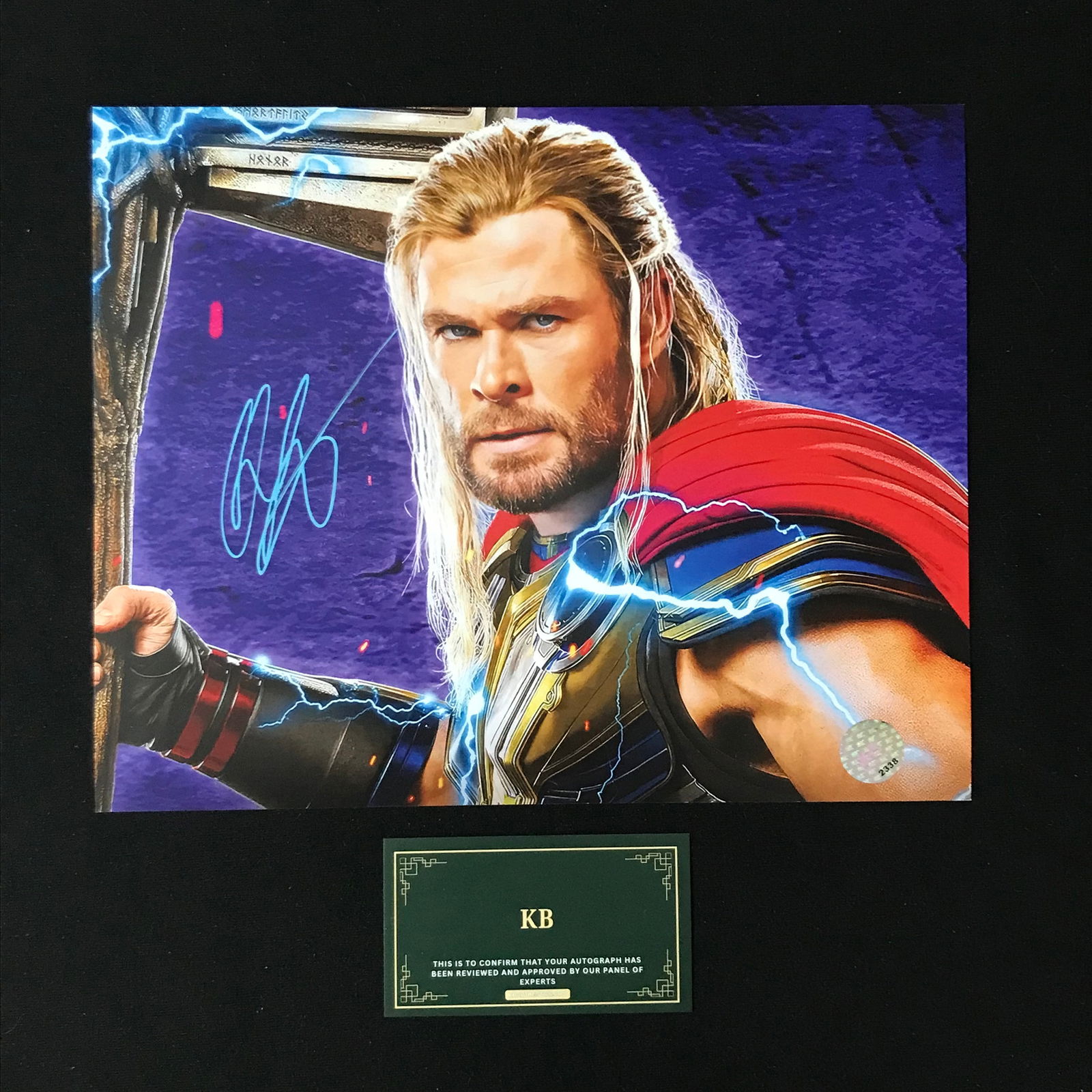 CHRIS HEMSWORTH SIGNED 8X10 PHOTO (KB COA) (1 of 1)