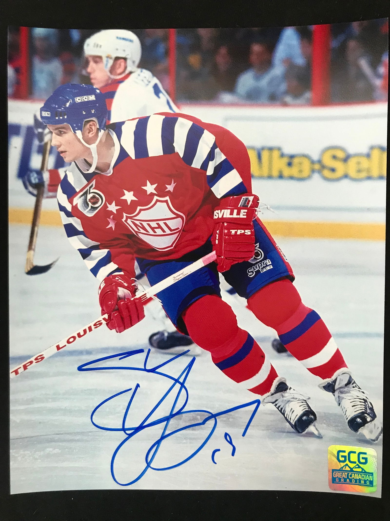 STEVE YZERMAN  SIGNED 8 X 10 (GCG HOLO) (1 of 1)
