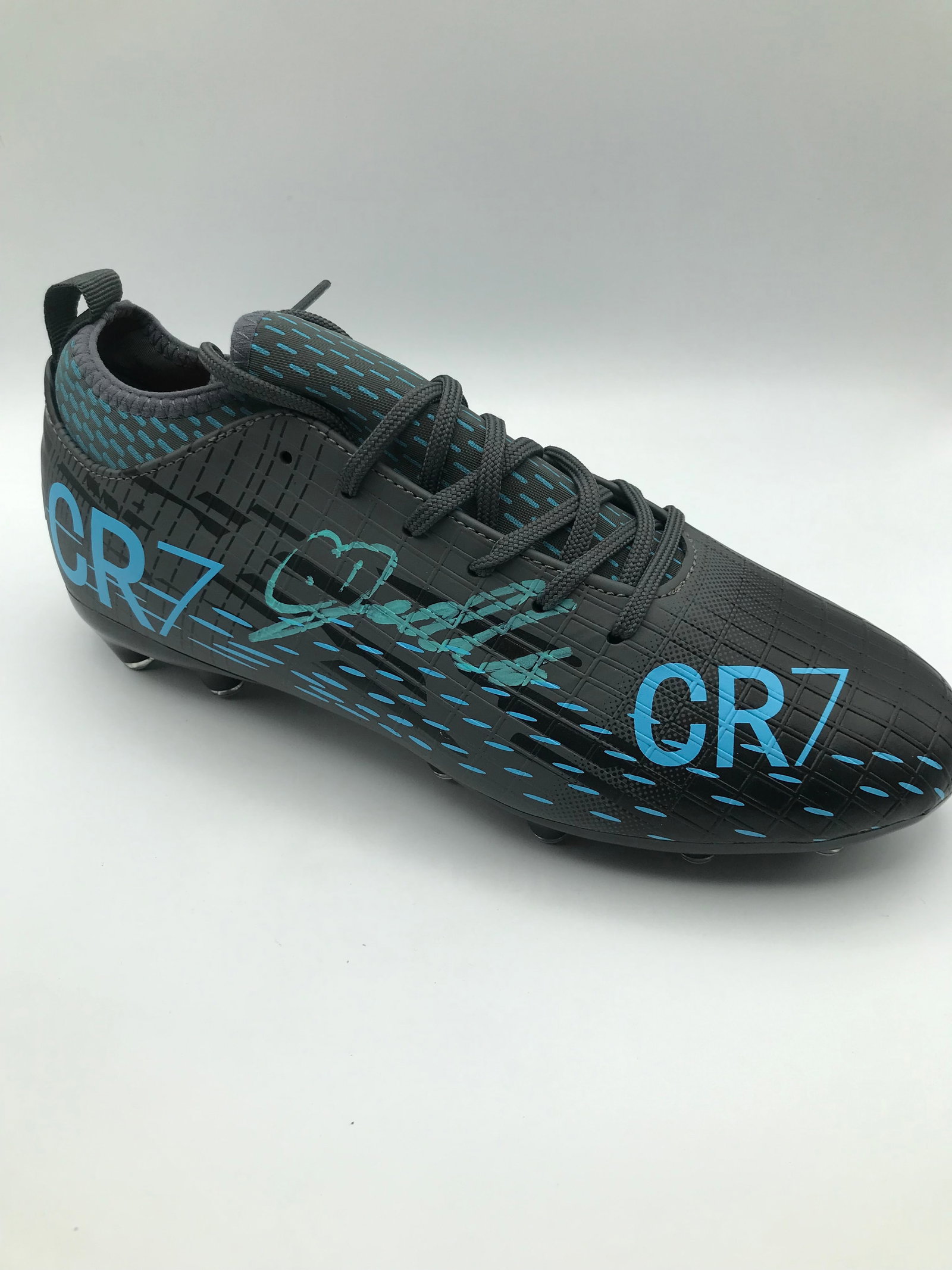 CHRISTIANO RONALDO SIGNED SOCCER CLEAT (WORLD AUTOS COA): CHRISTIANO RONALDO SIGNED SOCCER CLEAT (WORLD AUTOS COA)