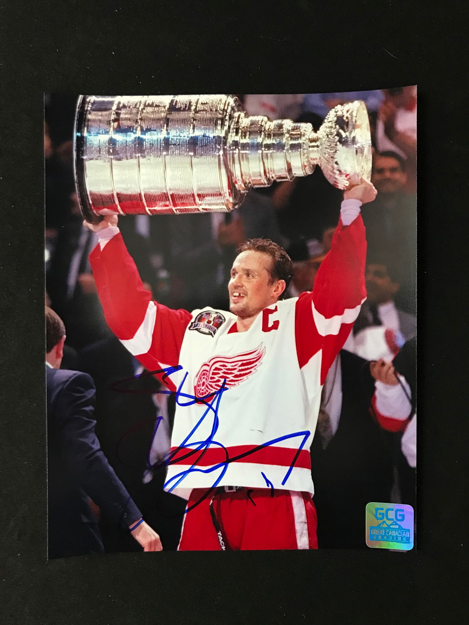 STEVE YZERMAN SIGNED 8X10 PHOTO GCG COA (1 of 1)