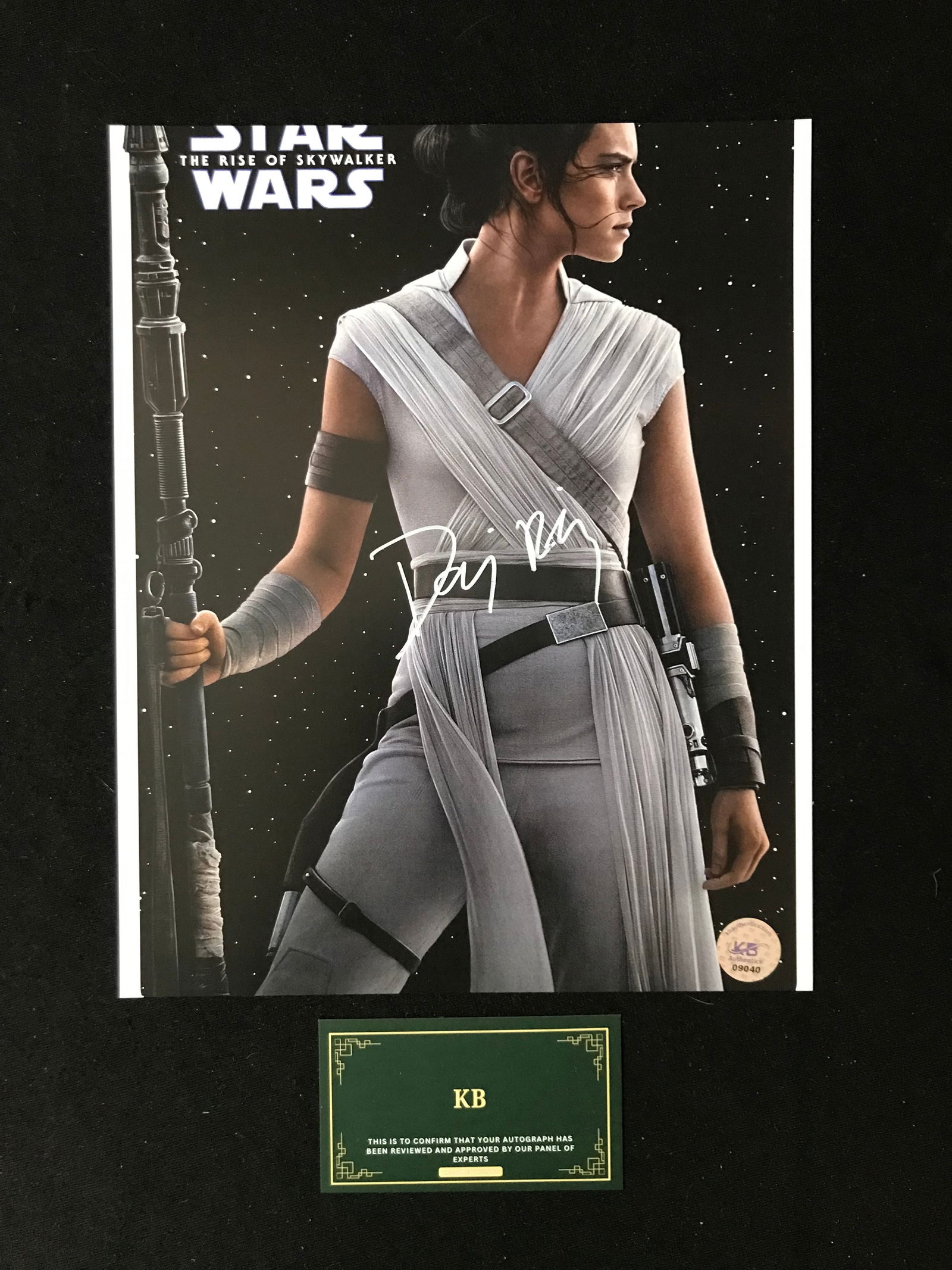 DAISEY RIDLEY SIGNED STAR WARS 8X10 PHOTO (KB AUTHENTICS COA) (1 of 1)