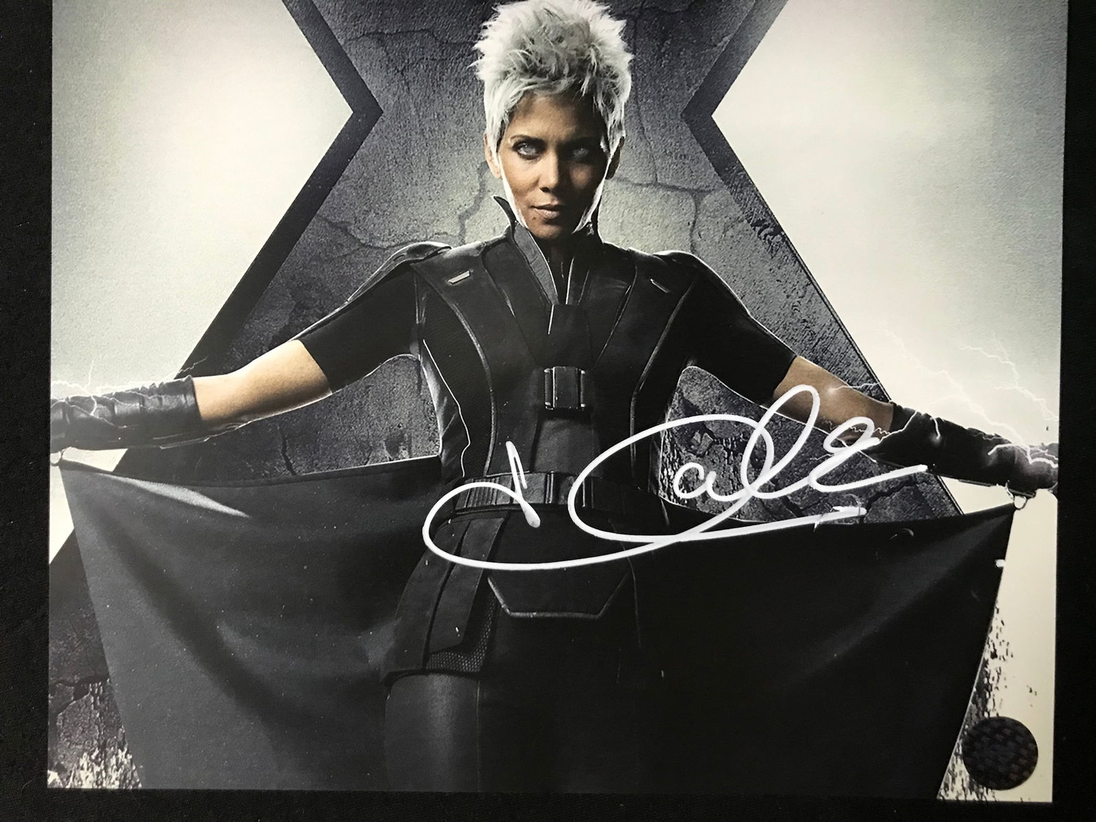 HALLE BERRY SIGNED X-MEN 8 X 10 (KB AUTHENTICS COA) (1 of 1)