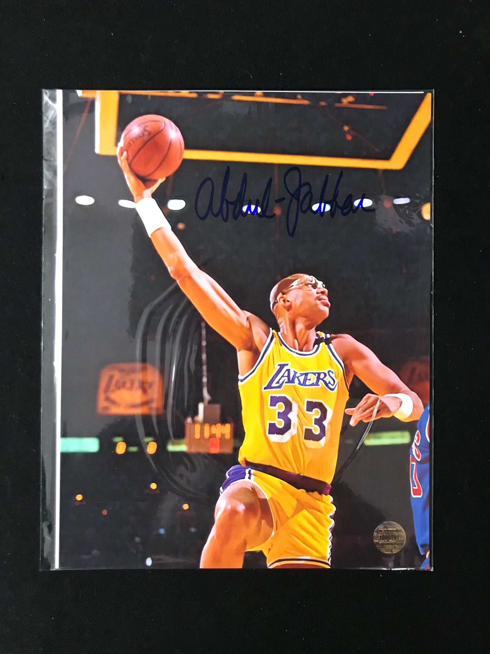 KAREEM ABDUL-JABBAR SIGNED 8X10 PHOTO (ELITE AUTHENTICATION COA) (1 of 2)
