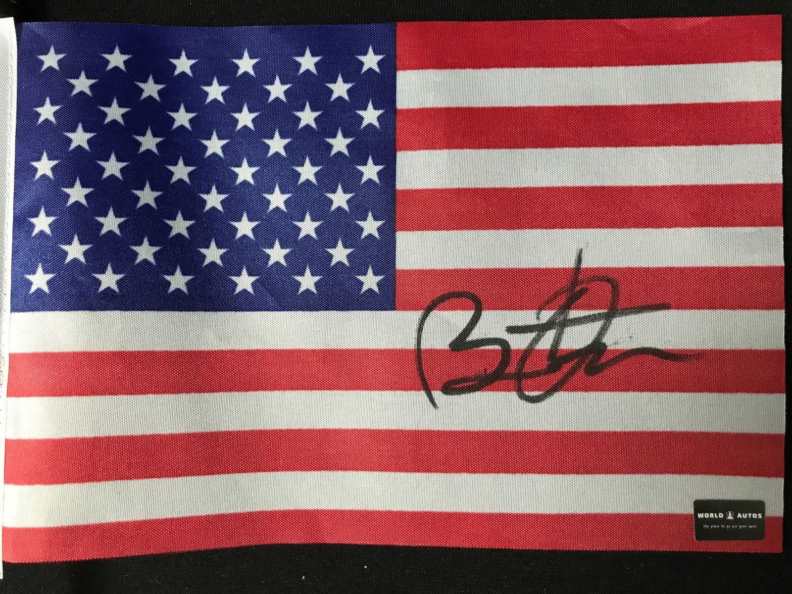 BARACK OBAMA SIGNED US MINIATURE FLAG (WORLD AUTOS COA) (1 of 1)