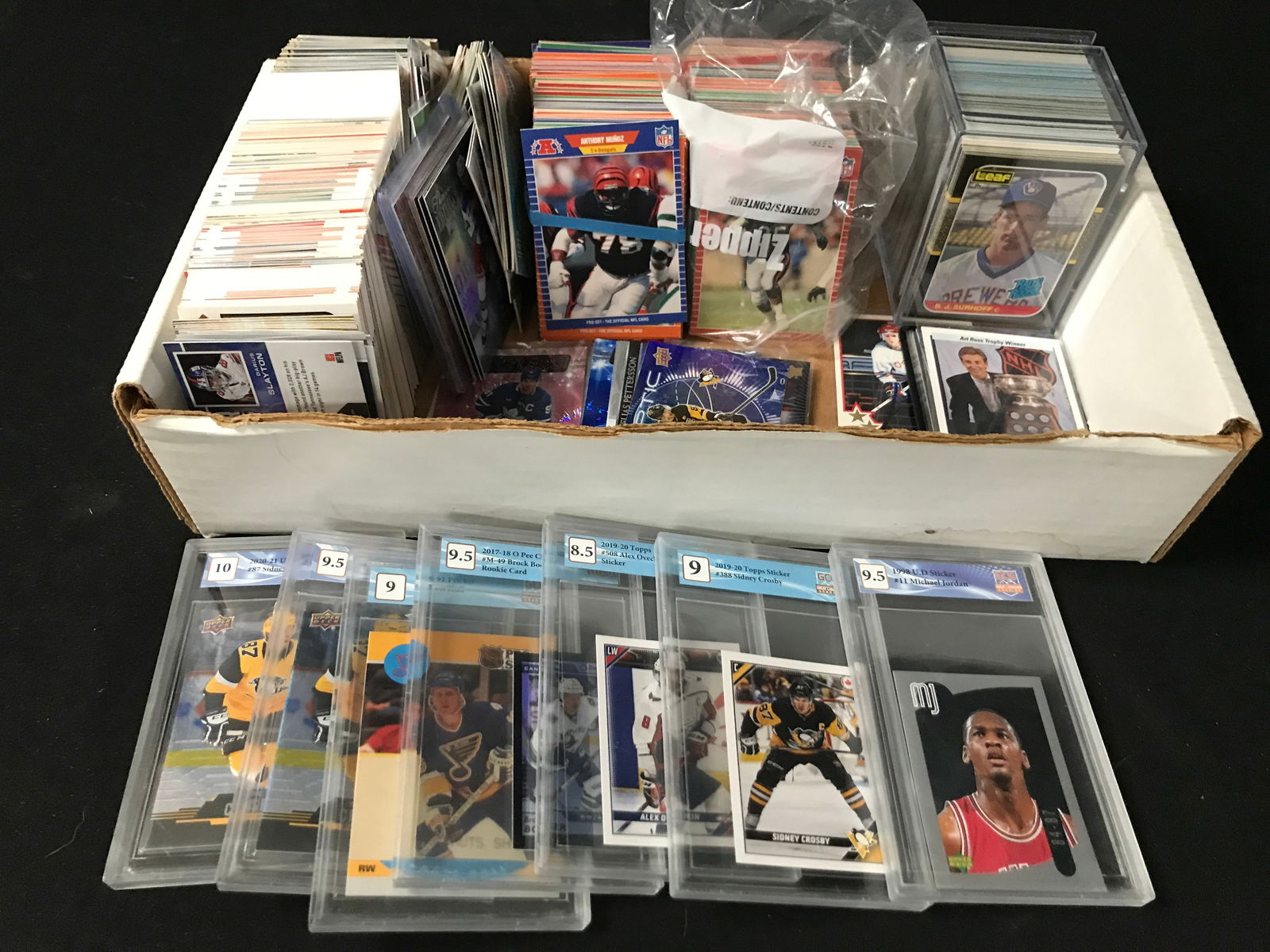 LARGE BOX OF VARIOUS SPORTS CARDS (1 of 1)
