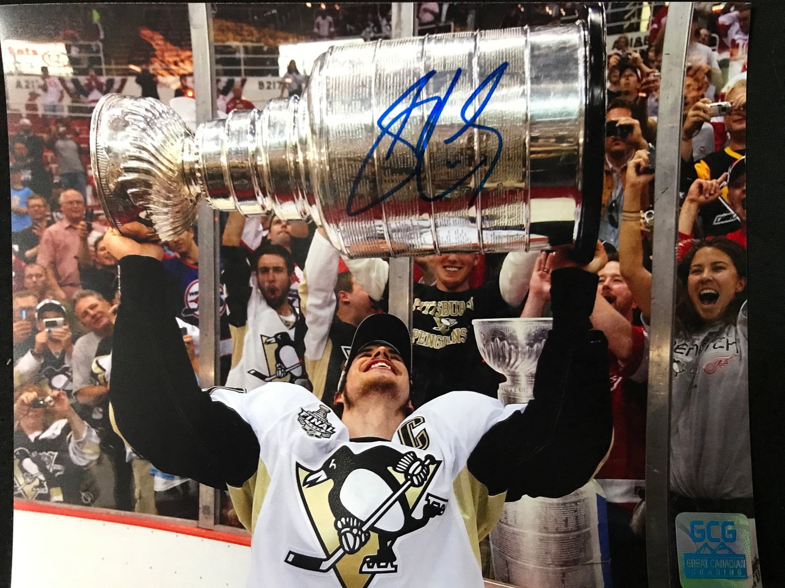 SIDNEY CROSBY SIGNED 8 X 10 (GCG HOLO): Prices are in Canadian Dollars