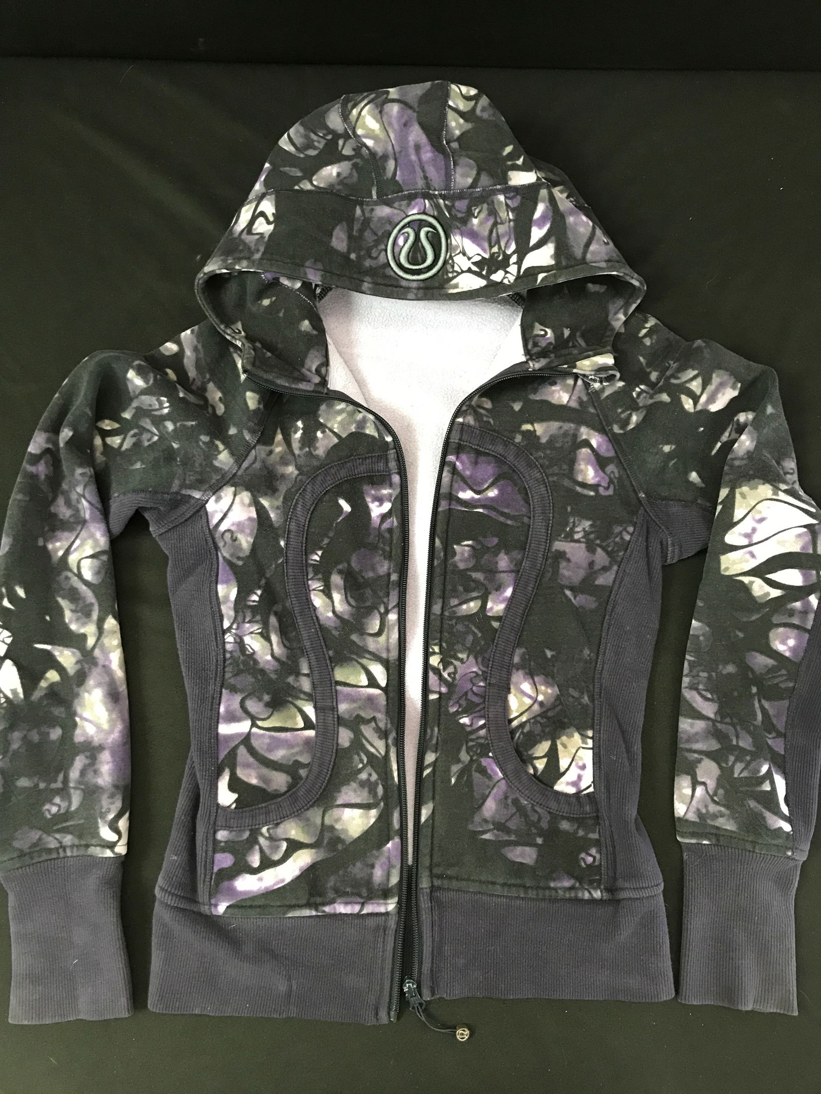 LULULEMON BLACK AND WHITE JACKET  LIKE NEW SIZE WOMENS 4 (1 of 2)