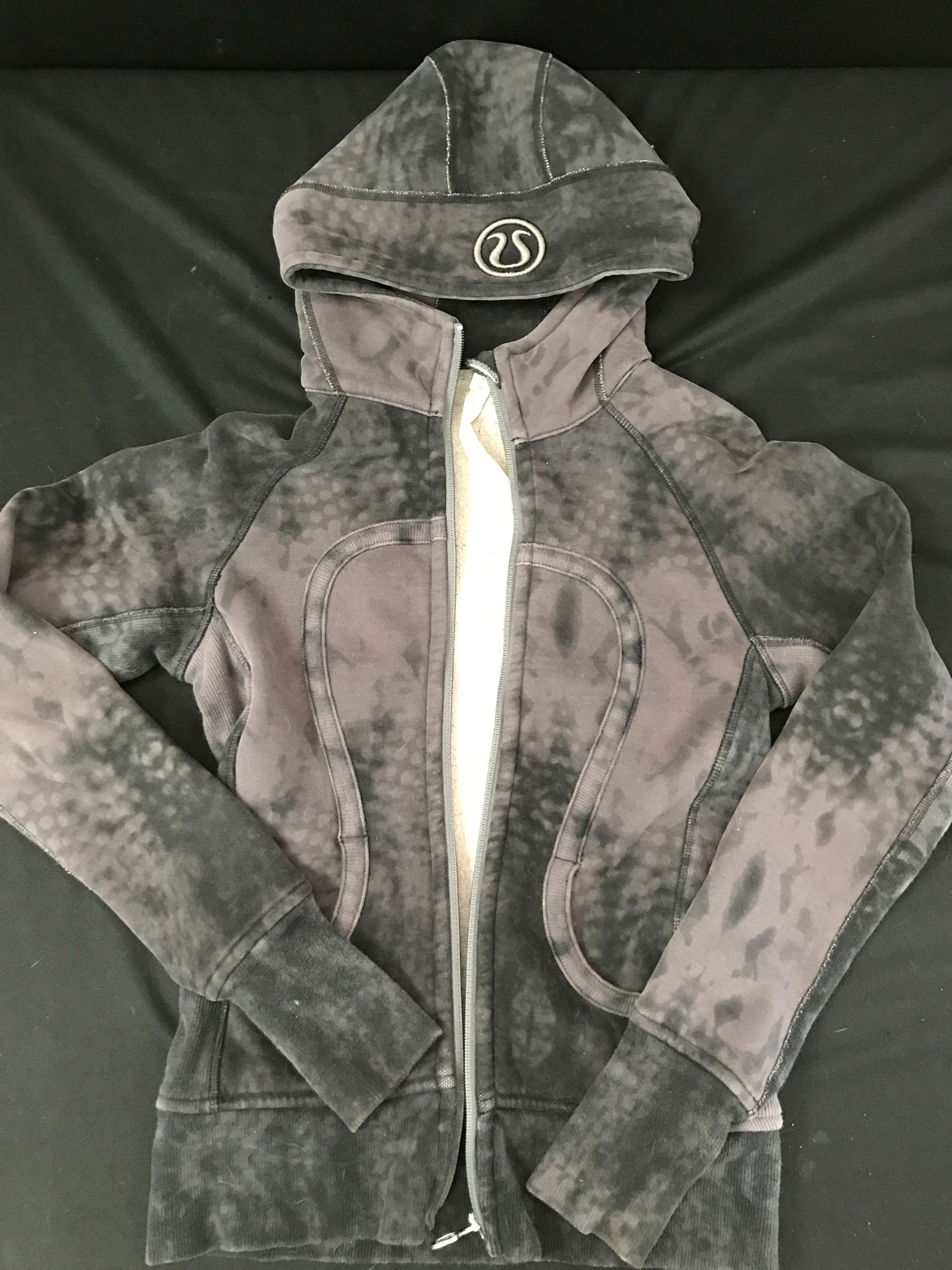 LULULEMON GREY HOODIE WITH COLOUR PATCHES  LIKE NEW SIZE WOMENS 4 (1 of 3)