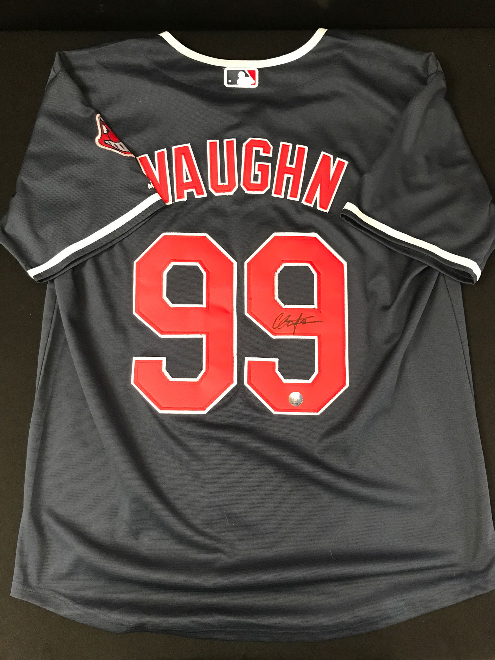 CHARLIE SHEEN SIGNED CLEVELAND INDIANS JERSEY MAJOR LEAGUE MOVIE  (KB COA) (1 of 3)