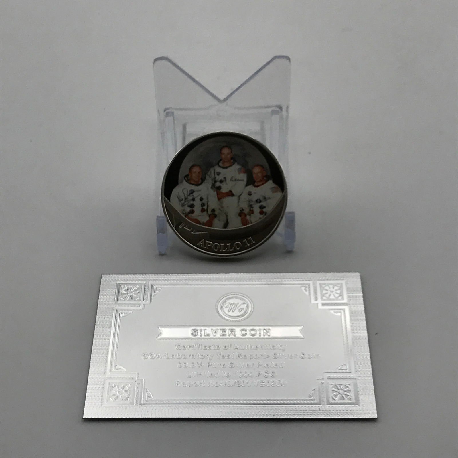 APOLLO 11 MOON LANDING COMMEMORATIVE COIN (1 of 2)