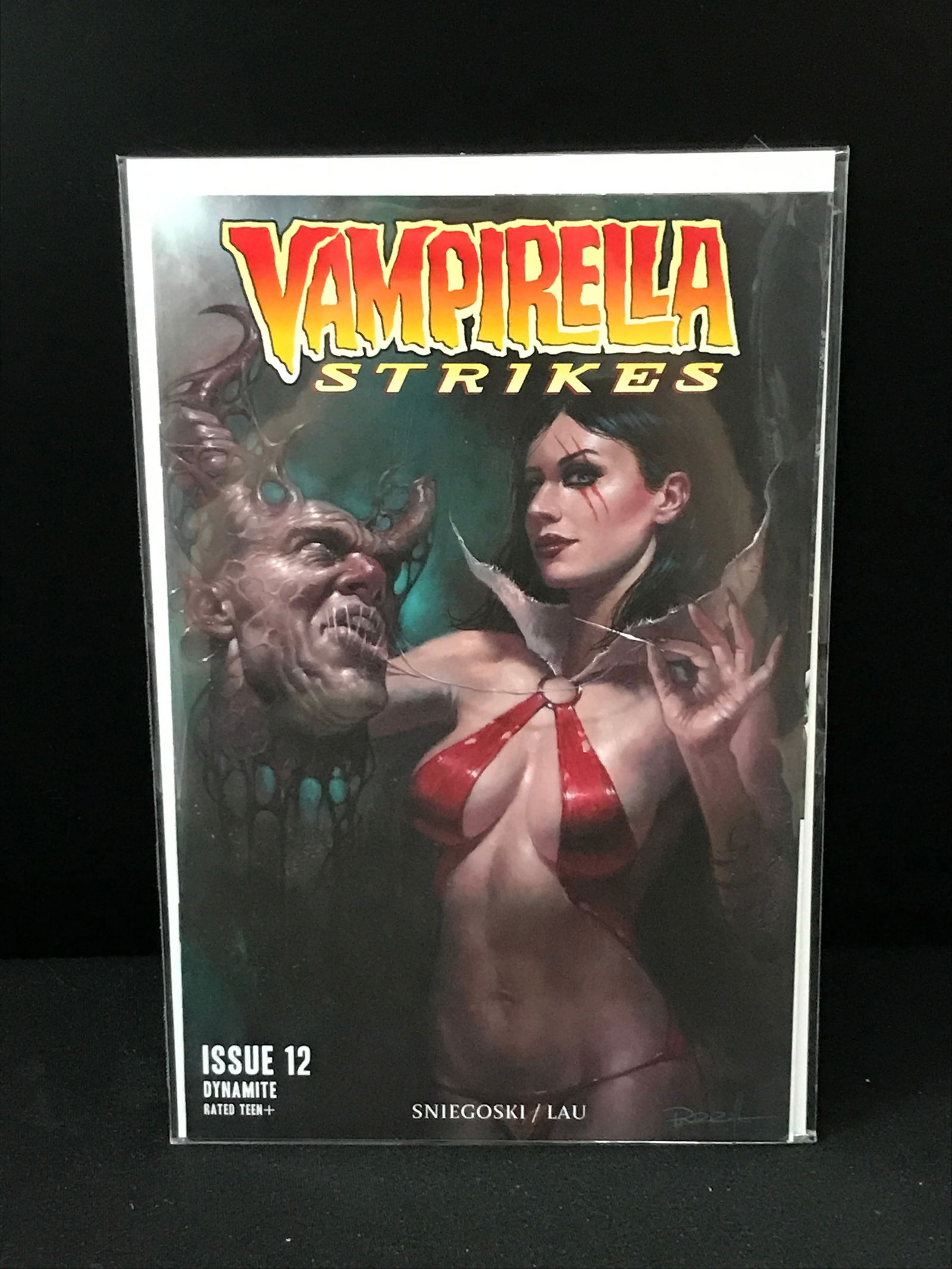 DYNAMITE COMICS NO.12 VAMPIRELLA STRIKES (1 of 1)