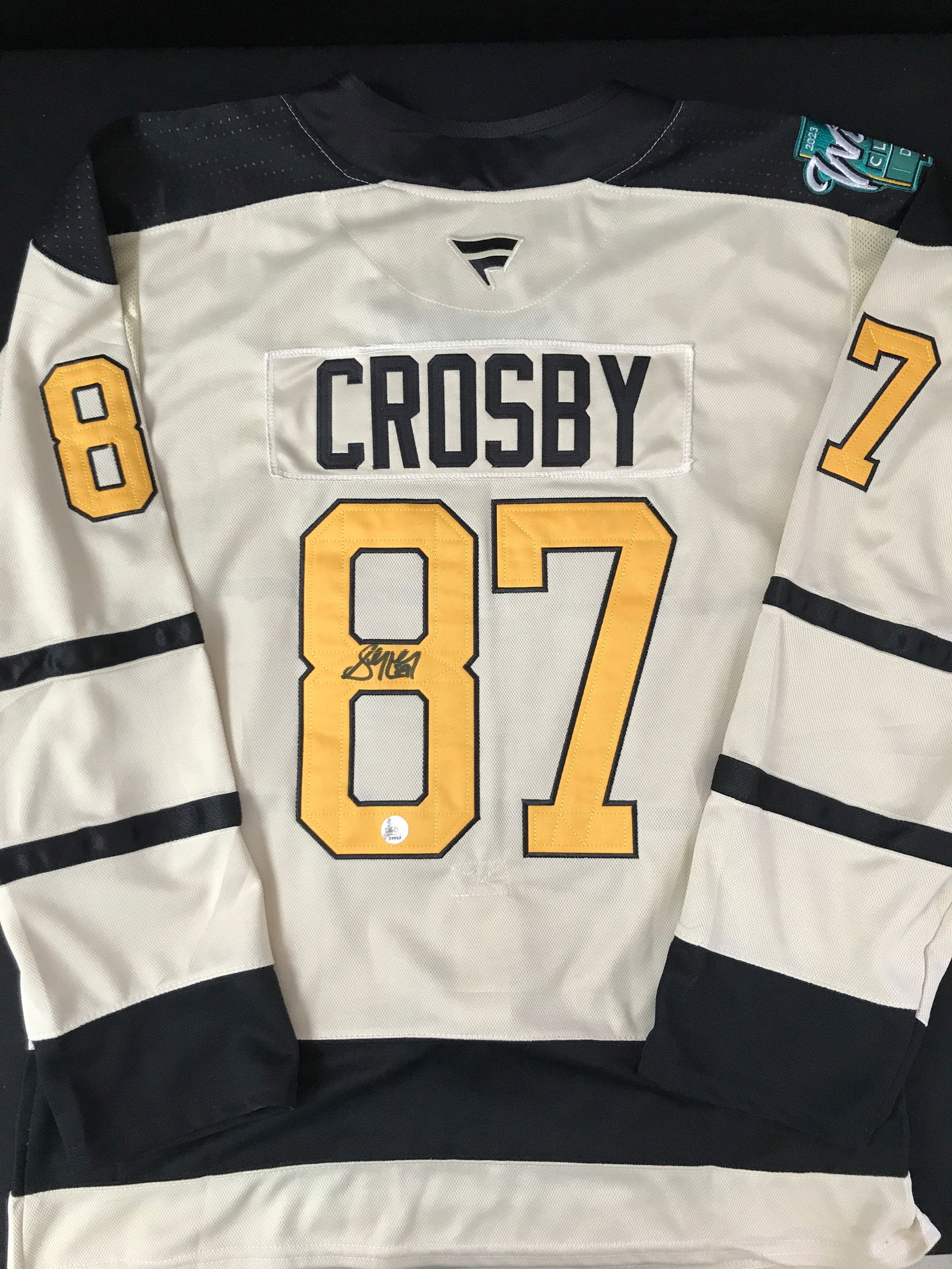 SIDNEY CROSBY PITTSBURGH PENGUINS SIGNED WINTER CLASSIC JERSEY (KB AUTHENTICS COA) (1 of 3)