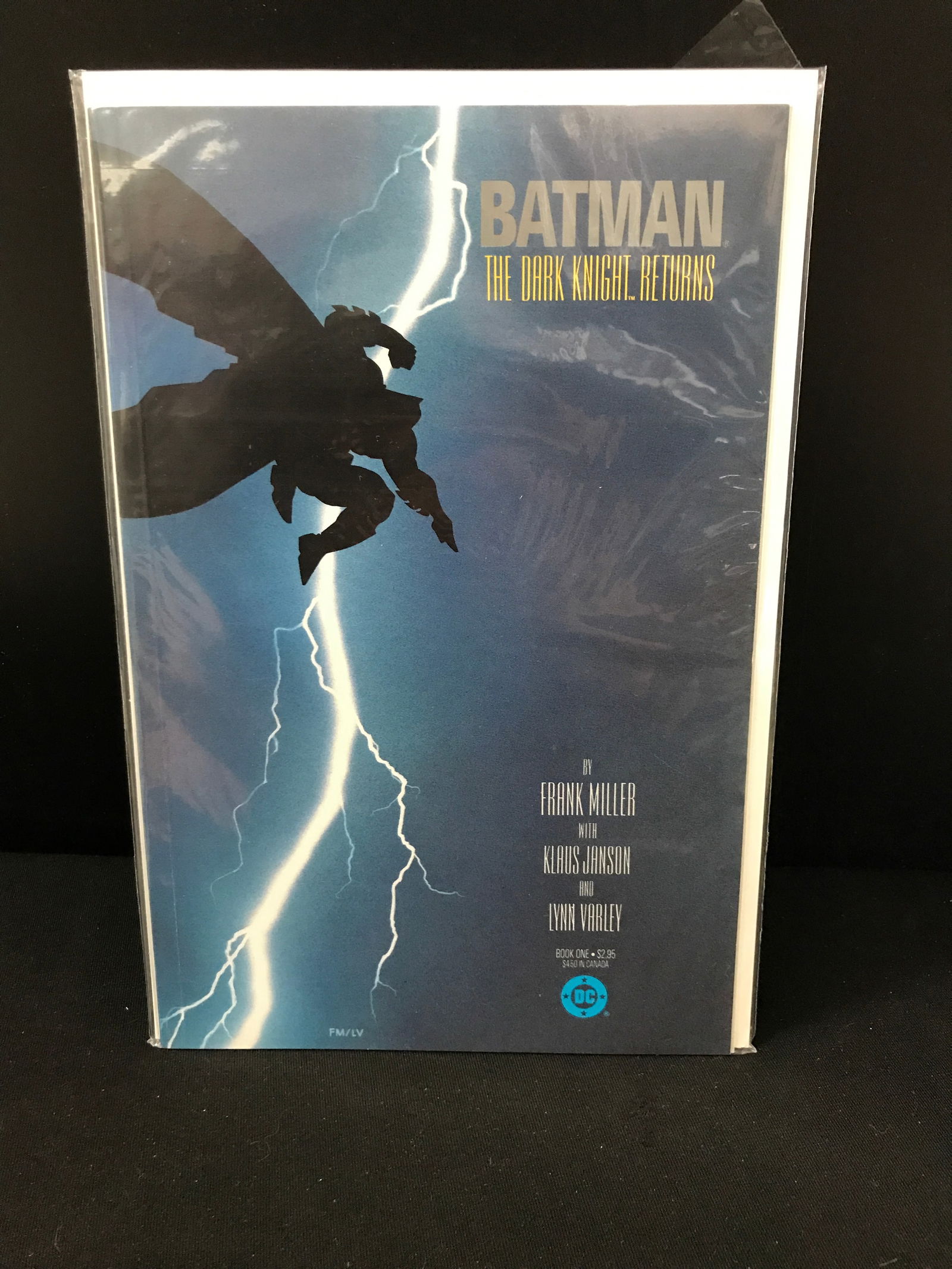 DC COMICS BOOK ONE BATMAN THE DARK KNIGHT RETURNS (1 of 1)