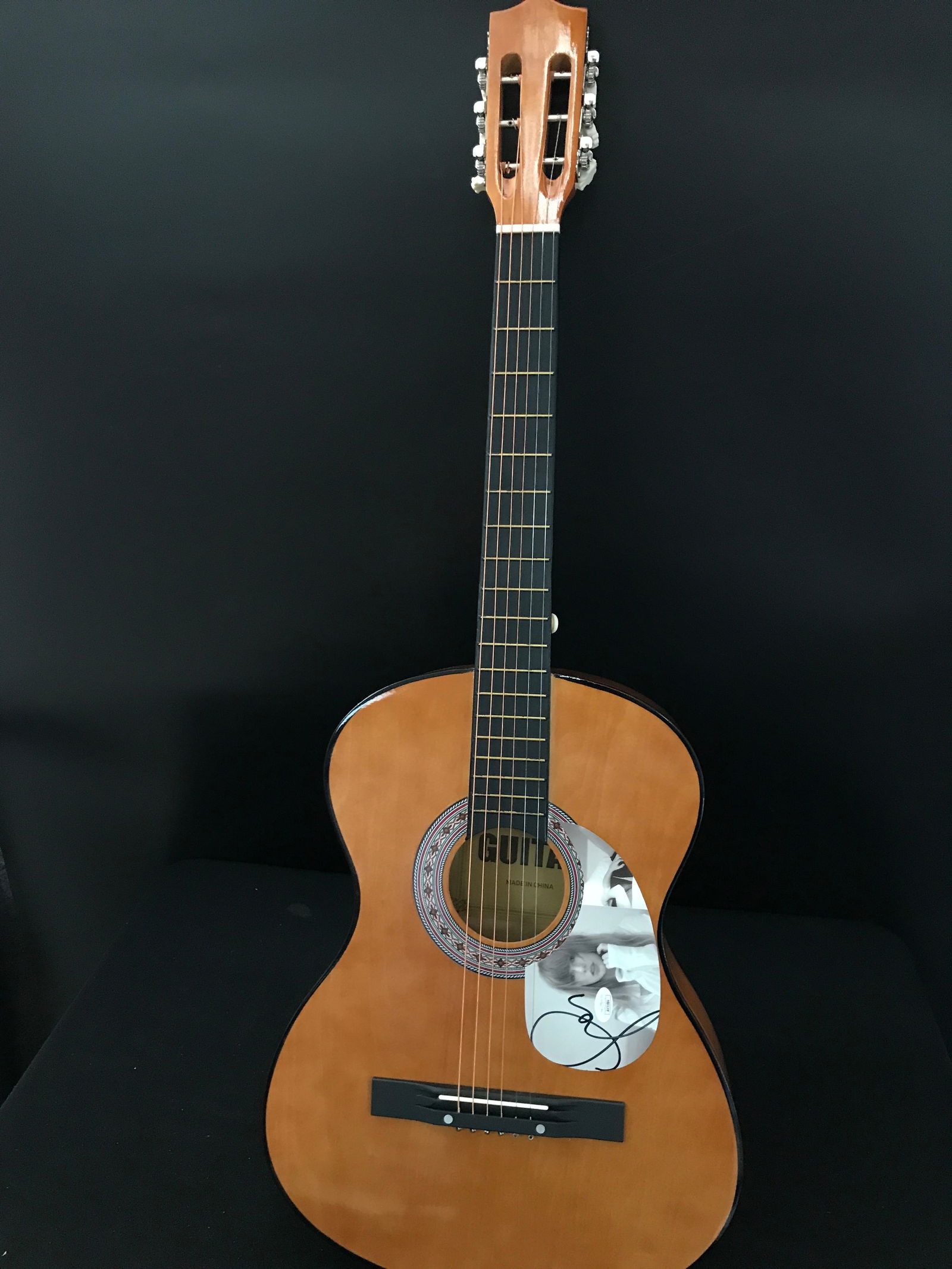 TAYLOR SWIFT SIGNED GUITAR JSA COA (1 of 2)