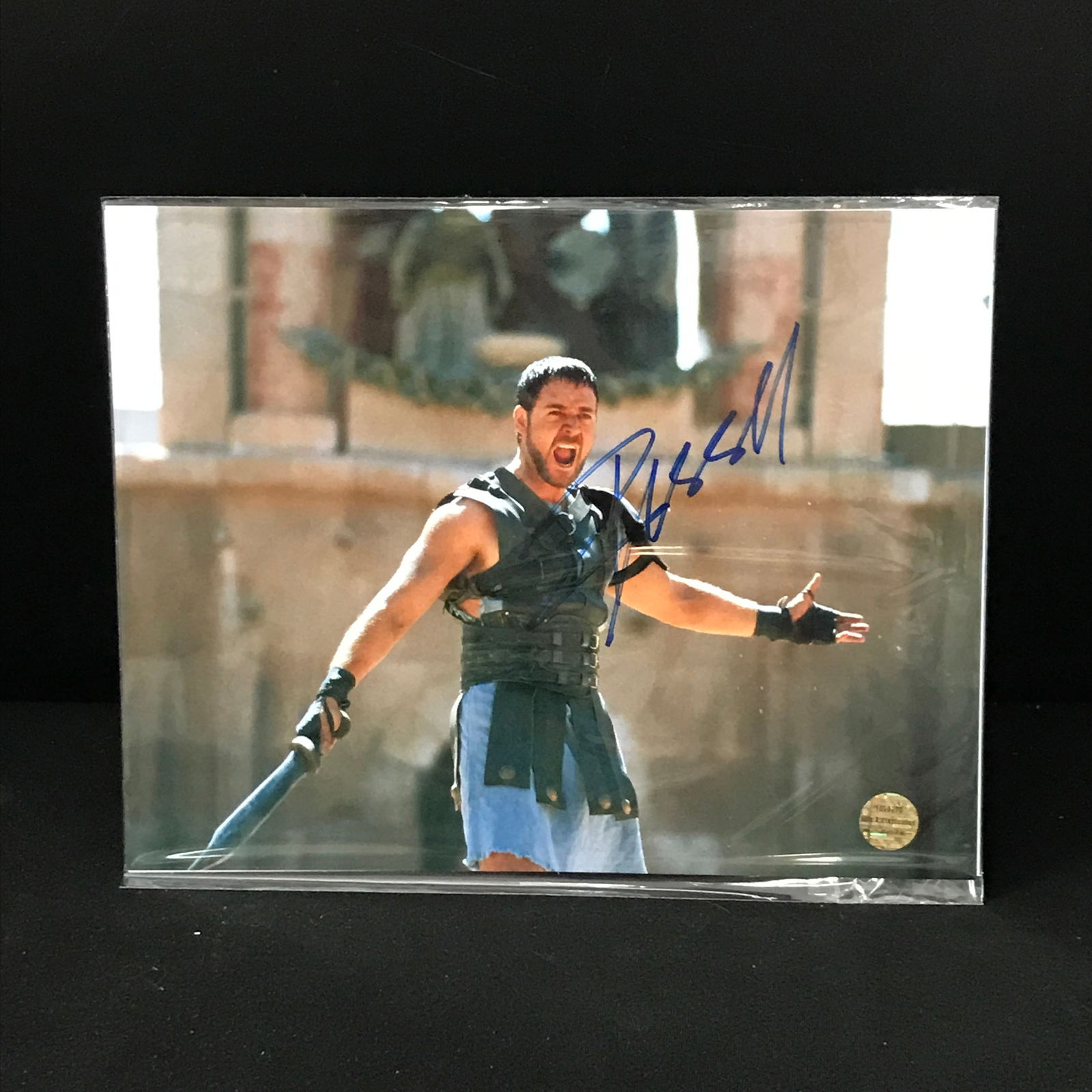 RUSSELL CROWE  SIGNED 8X10 PHOTO ELITE AUTHENTICATION (1 of 2)