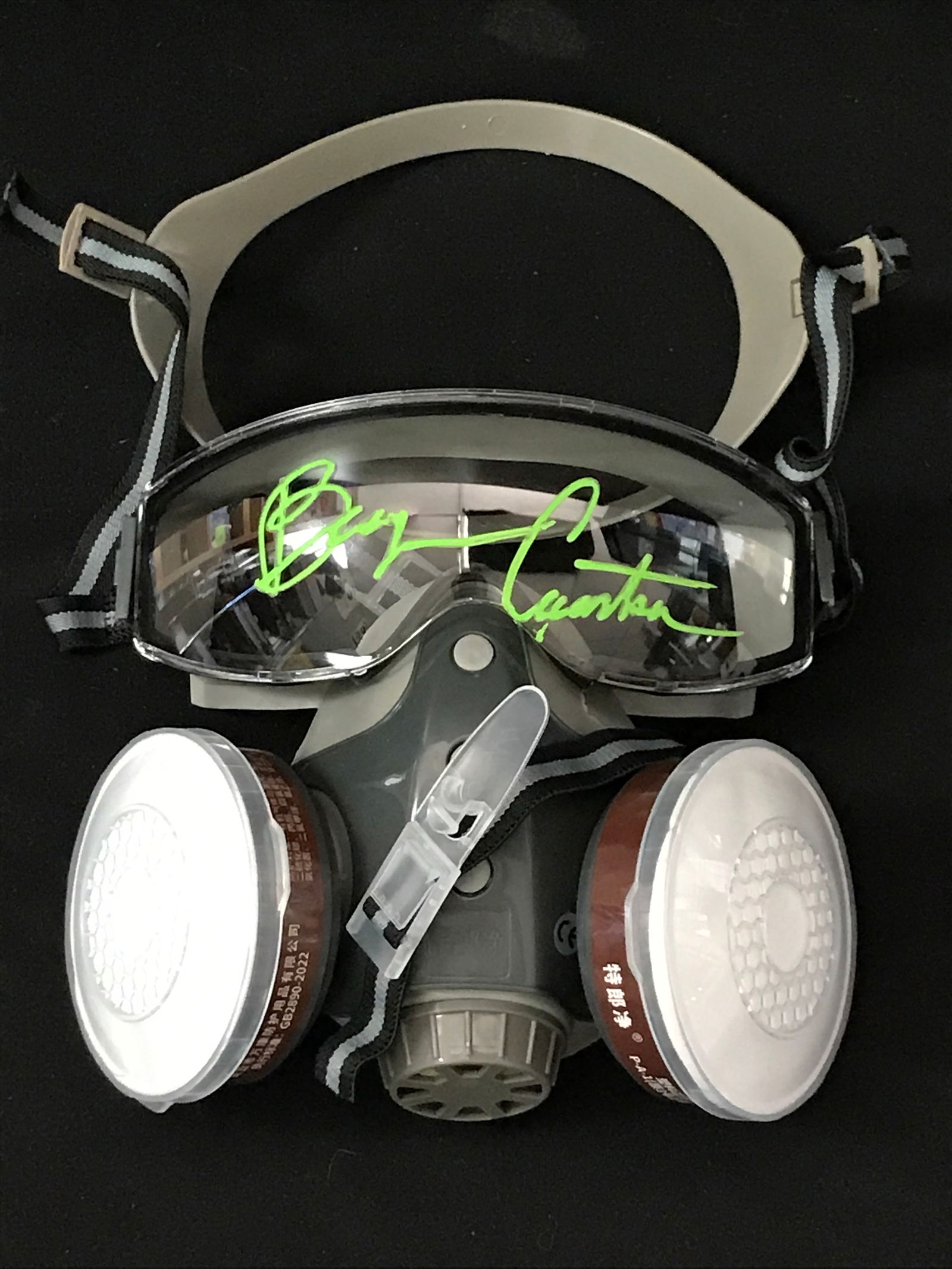 BRYAN CRANSTON SIGNED 'BREAKING BAD' GAS MASK WITH COA (1 of 1)