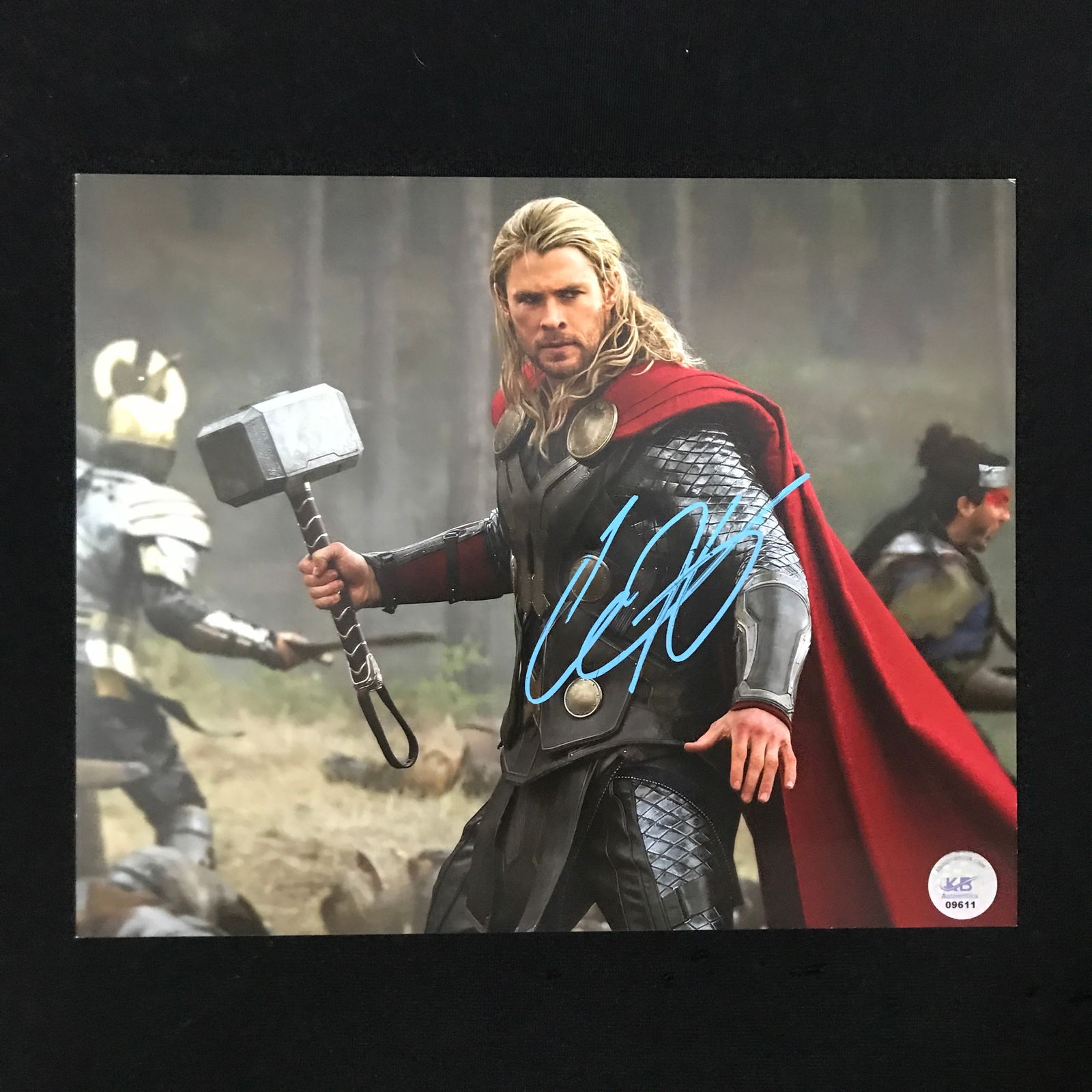 CHRIS HEMSWORTH SIGNED 8X10 PHOTO KB AUTHENTICS COA (1 of 1)