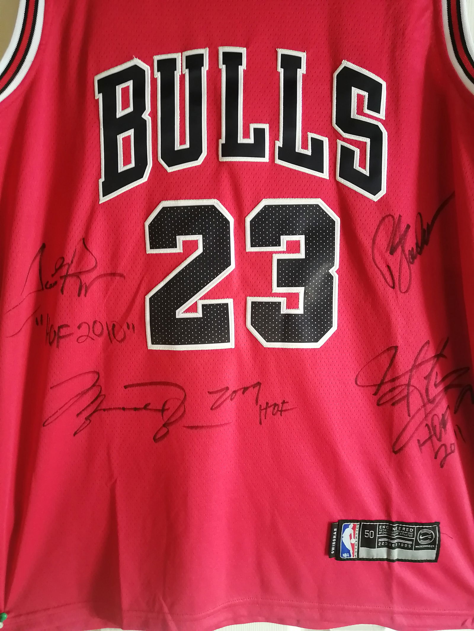 MICHAEL JORDAN, SCOTTIE PIPPEN AND PHIL JACKSON SIGNED BULLS JERSEY CORNER SPORTS COA (1 of 5)