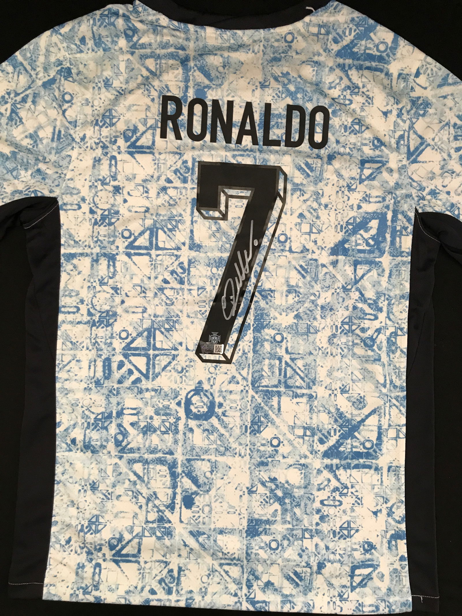 CHRISTIANO RONALDO SIGNED PORTUGAL JERSEY WITH COA (1 of 3)