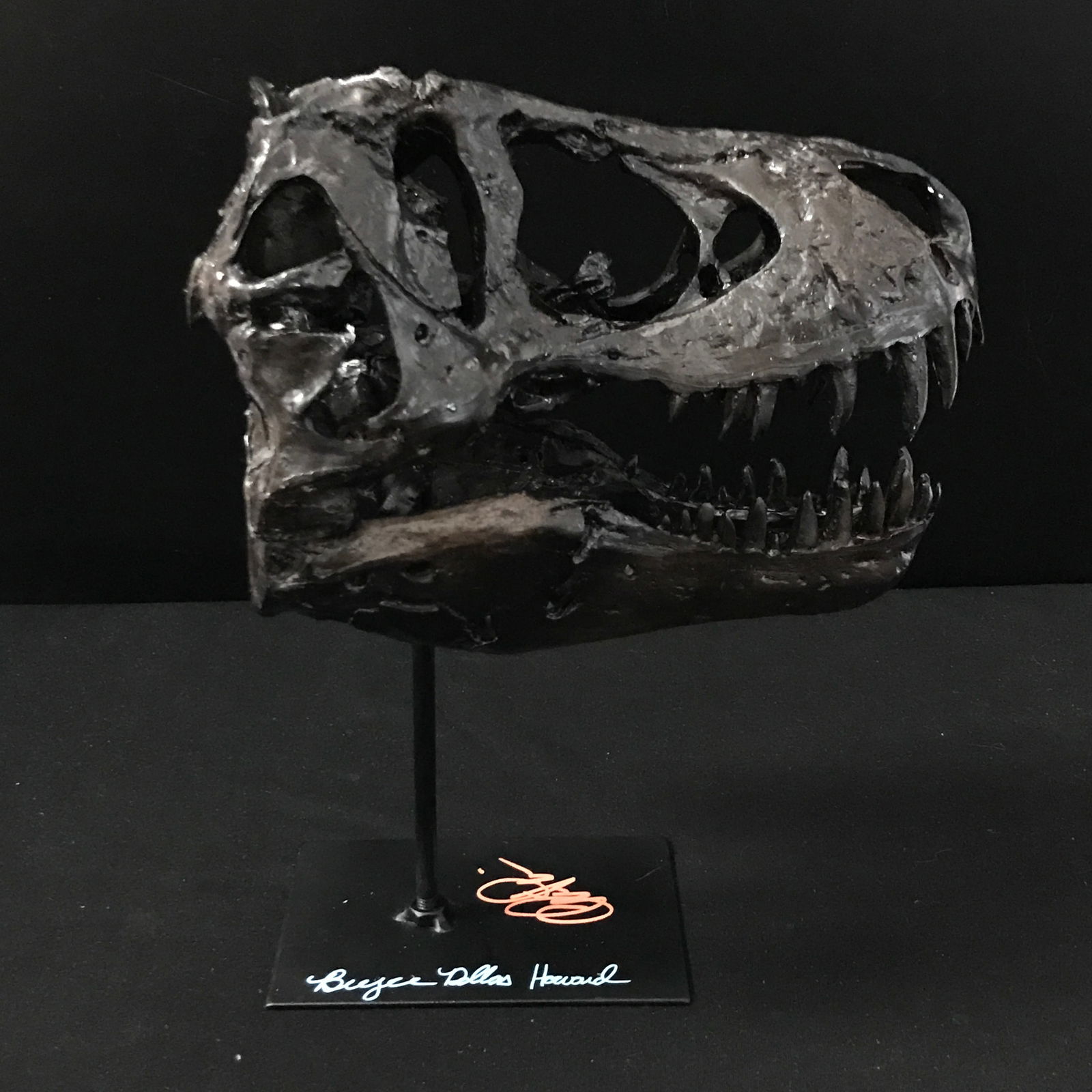 BRYCE DALLAS HOWARD AND CHRIS PRATT SIGNED JURRASIC PARK STATUE WITH COA: Prices are in Canadian dollars