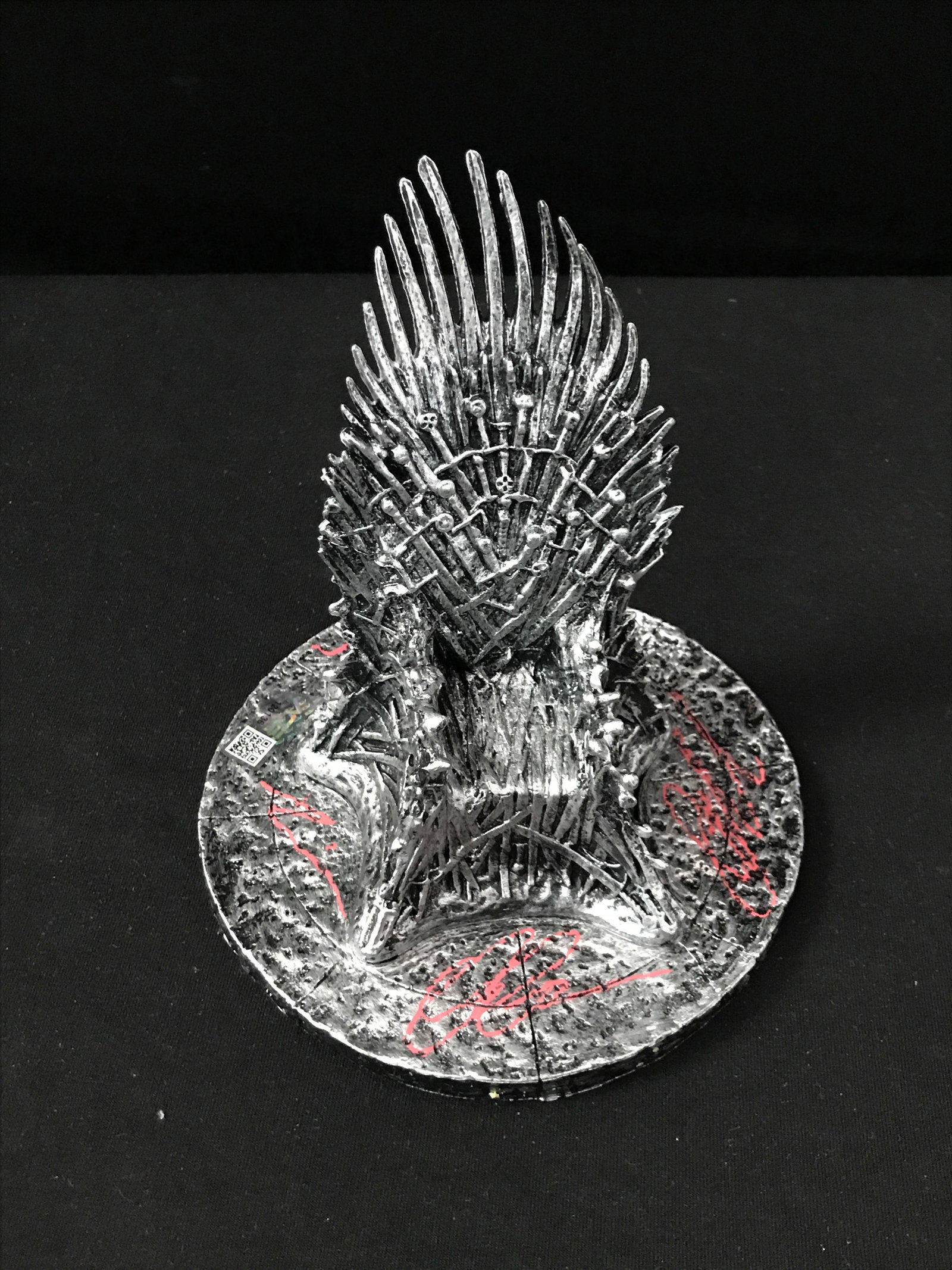 CLARKE,MAMOA,DINKLEGE AND HARRINGTON SIGNED 'GAME OF THRONES' STATUE WITH COA: Prices are in Canadian dollars