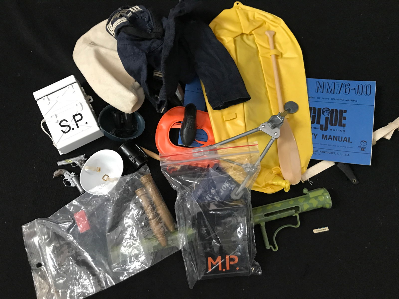 VINTAGE G.I JOE WEAPONS AND ACCESSORIES LOT (1 of 1)