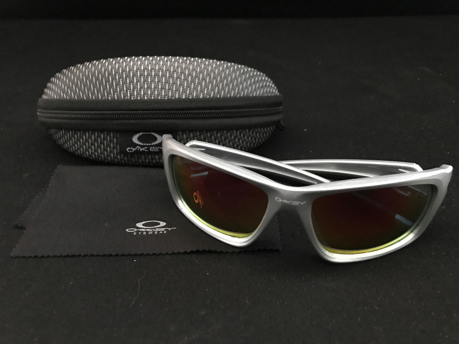 NEW OAKLEY SUNGLASSES WITH CASE (1 of 3)