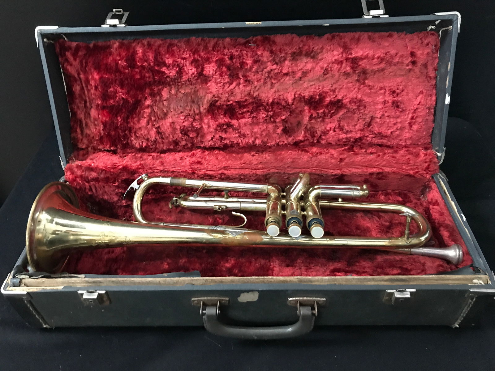 VINTAGE TRUMPET IN CASE: Prices are in Canadian dollars