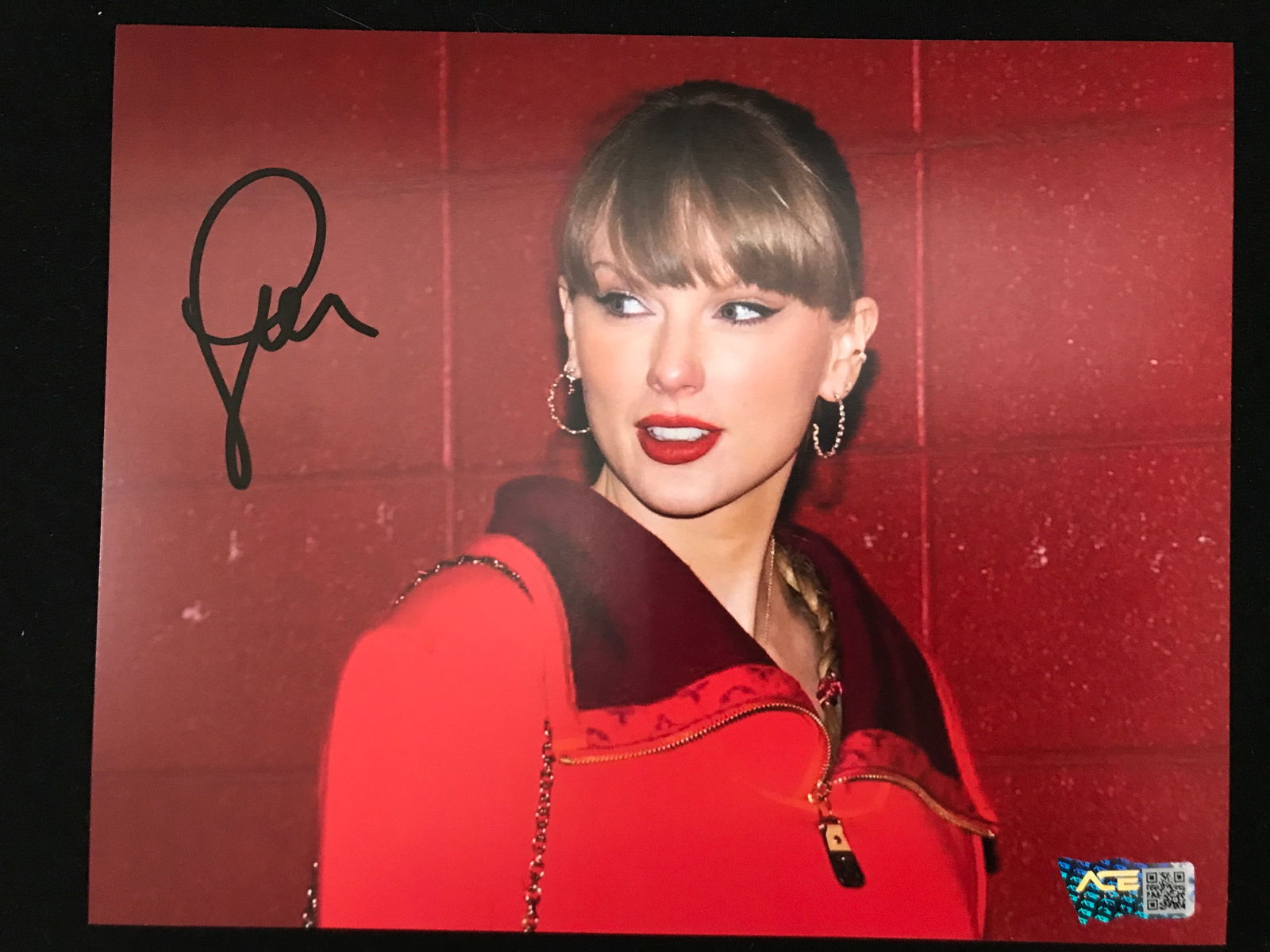 TAYLOR SWIFT SIGNED 8 X 10 (ACE COA) (1 of 1)