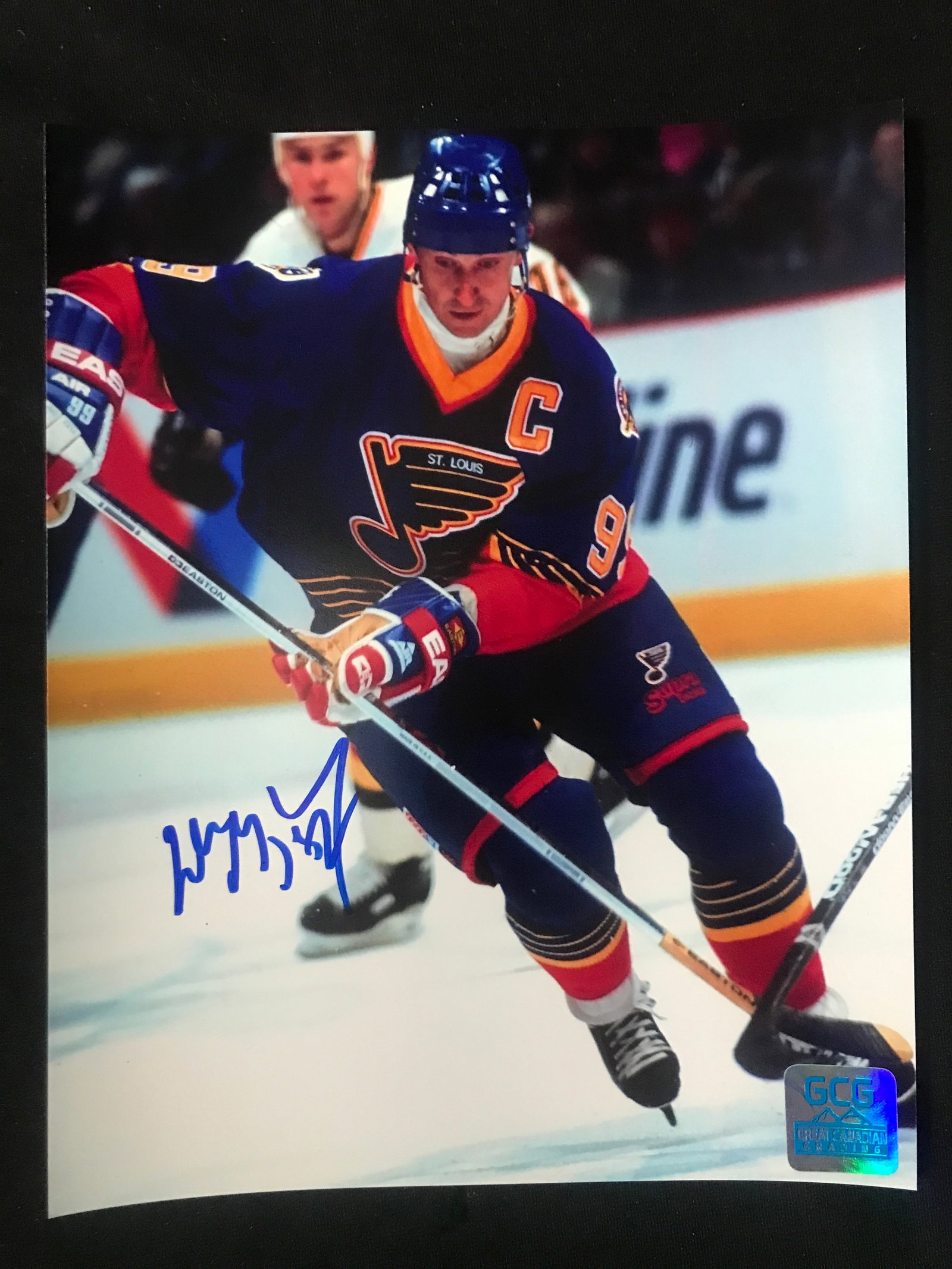WAYNE GRETZKY SIGNED 8 X 10 (GCG HOLO_: Prices are in Canadian dollars