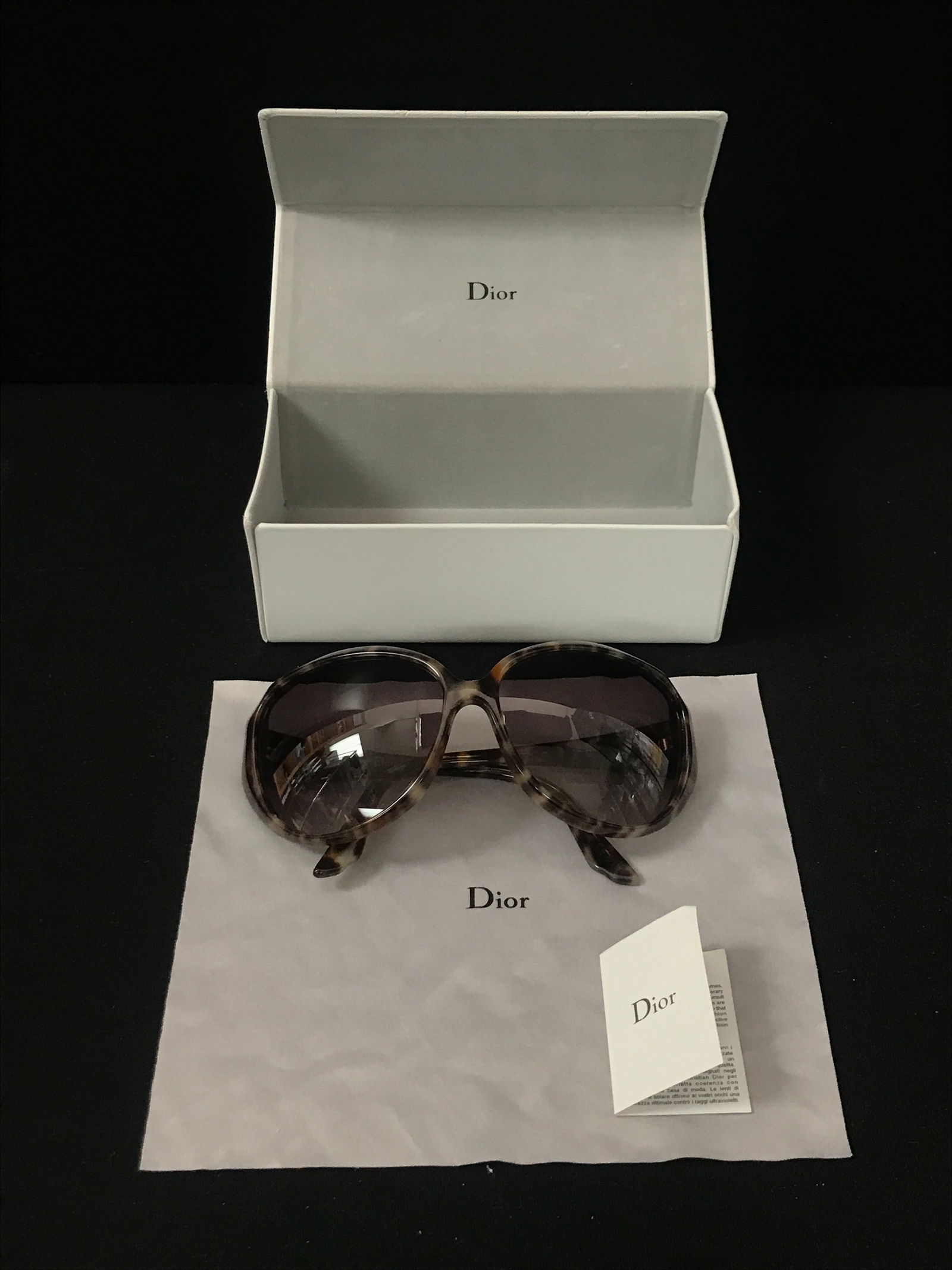 AUTHENTIC VINTAGE DIOR WOMENS SUNGLASSES WITH CASE (1 of 3)