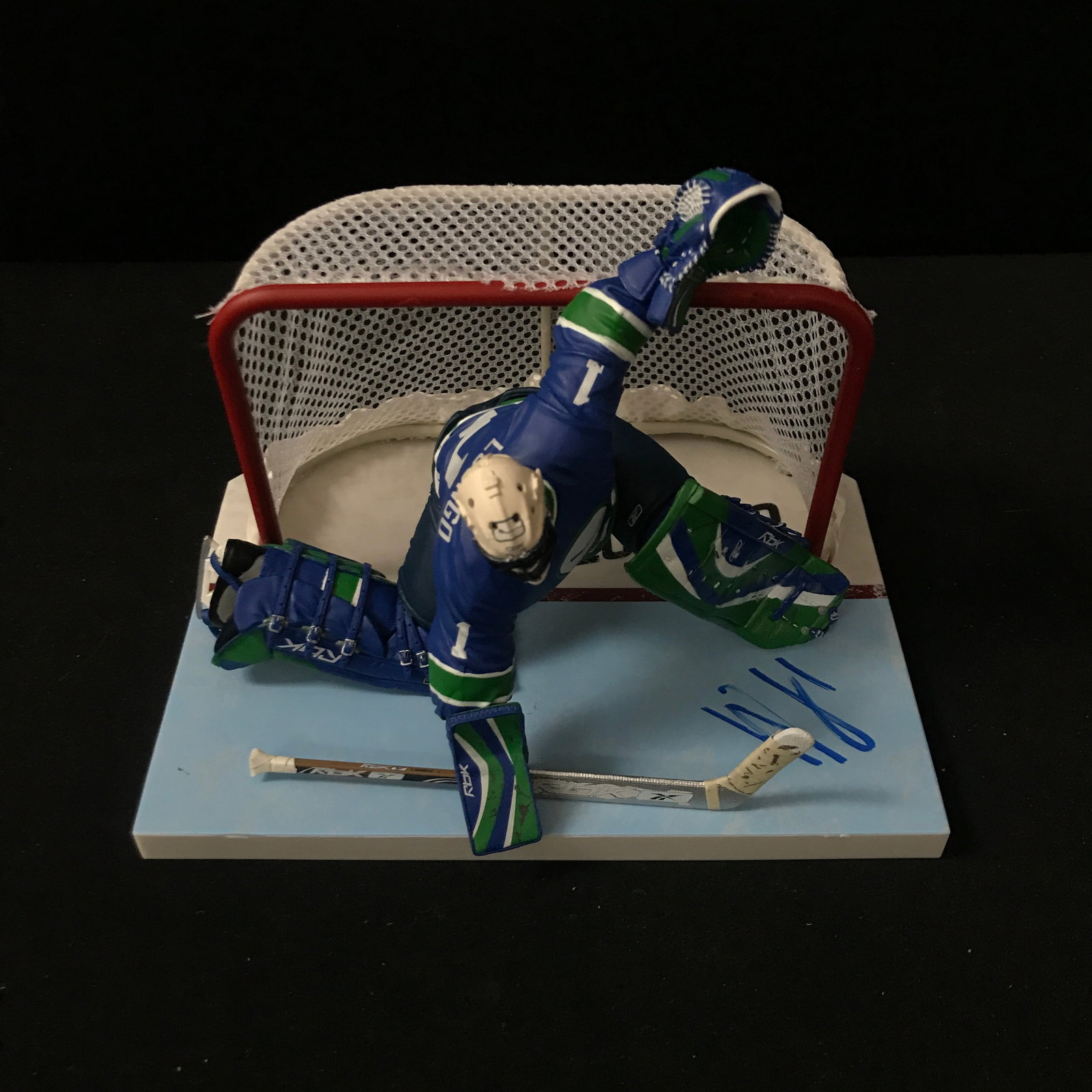 ROBERTO LUONGO SIGNED STATUE GCG HOLO: Prices are in Canadian dollars