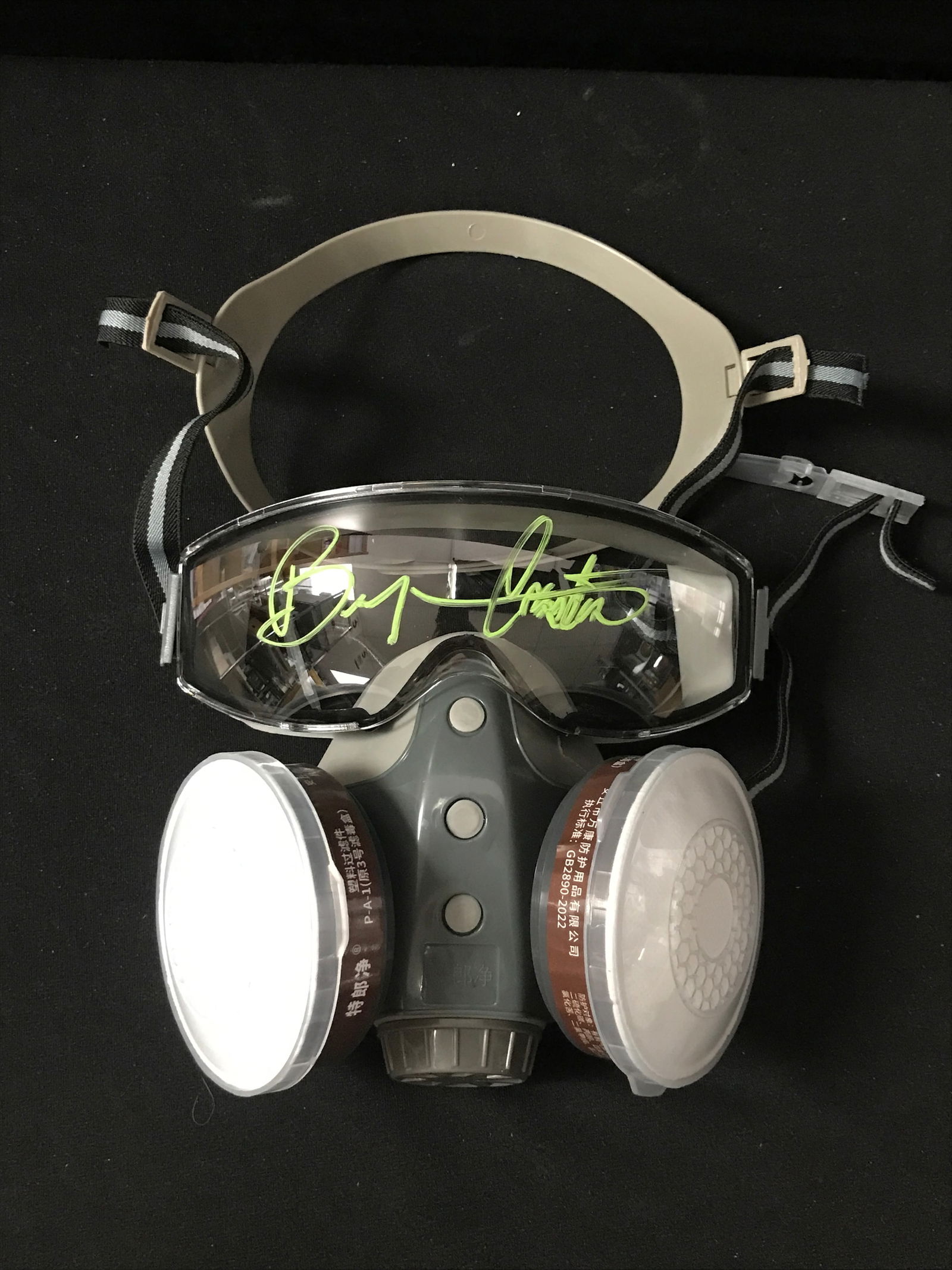 BRYAN CRANSTON SIGNED 'BREAKING BAD' GAS MASK KB AUTHENTICS COA (1 of 1)