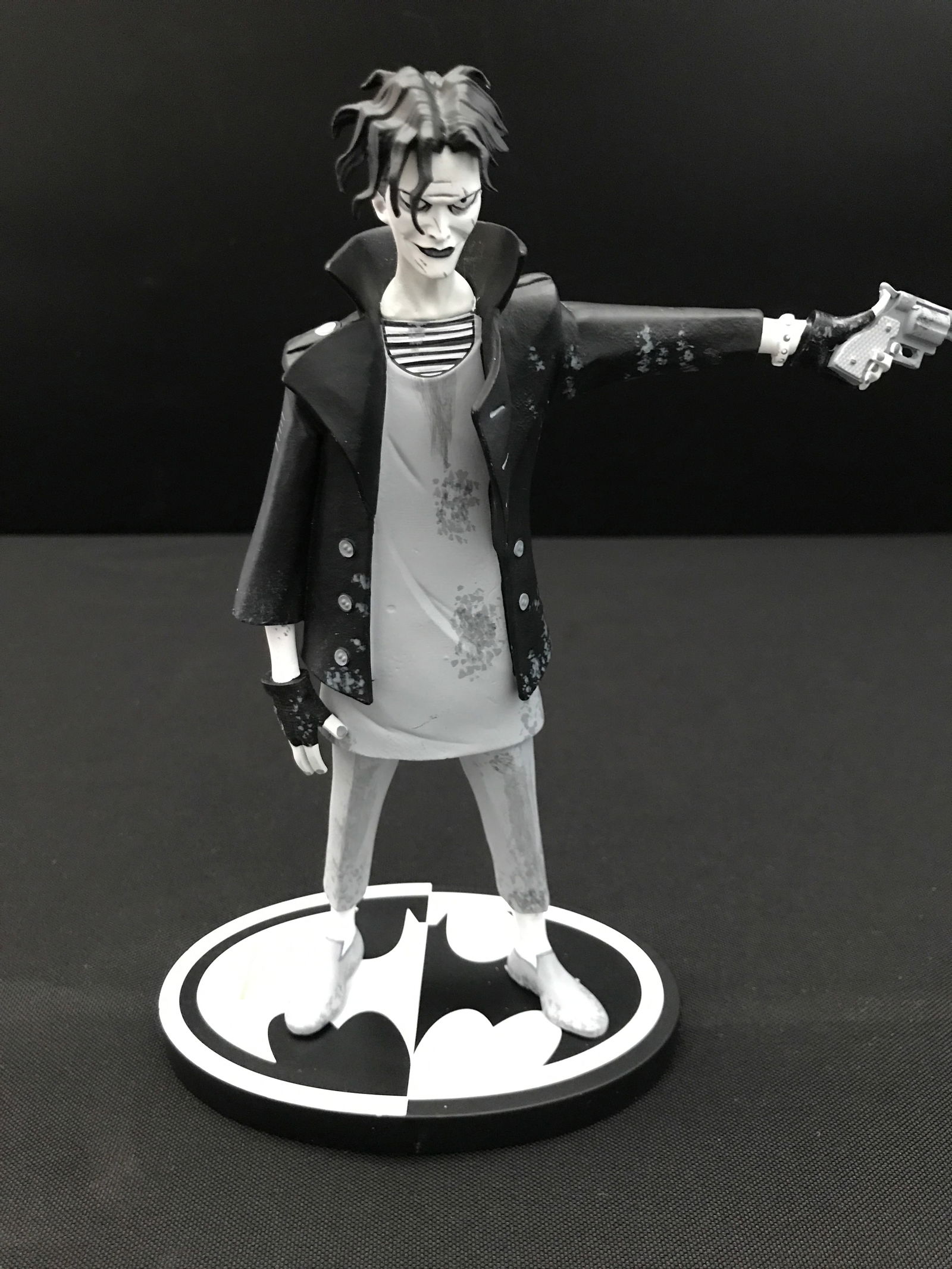 JARED LETO SIGNED JOKER STATUE (KB COA) (1 of 2)