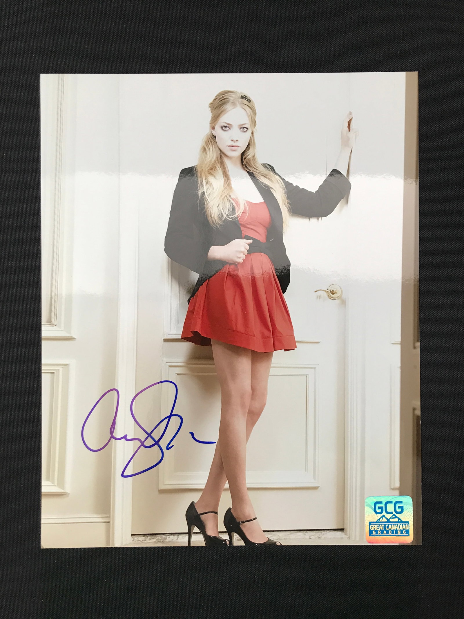 AMANDA SEYFRIED SIGNED 8 X 10 (GCG HOLO): Prices are in Canadian dollars