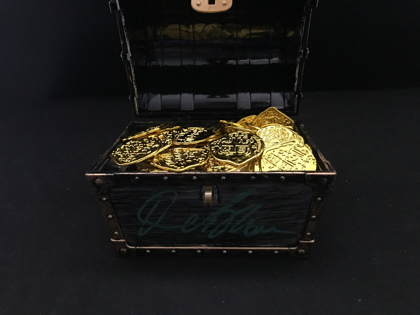 ORLANDO BLOOM SIGNED PIRATES OF THE CARIBBEAN TREASURE CHEST - WWOC COA: Prices are in Canadian dollars