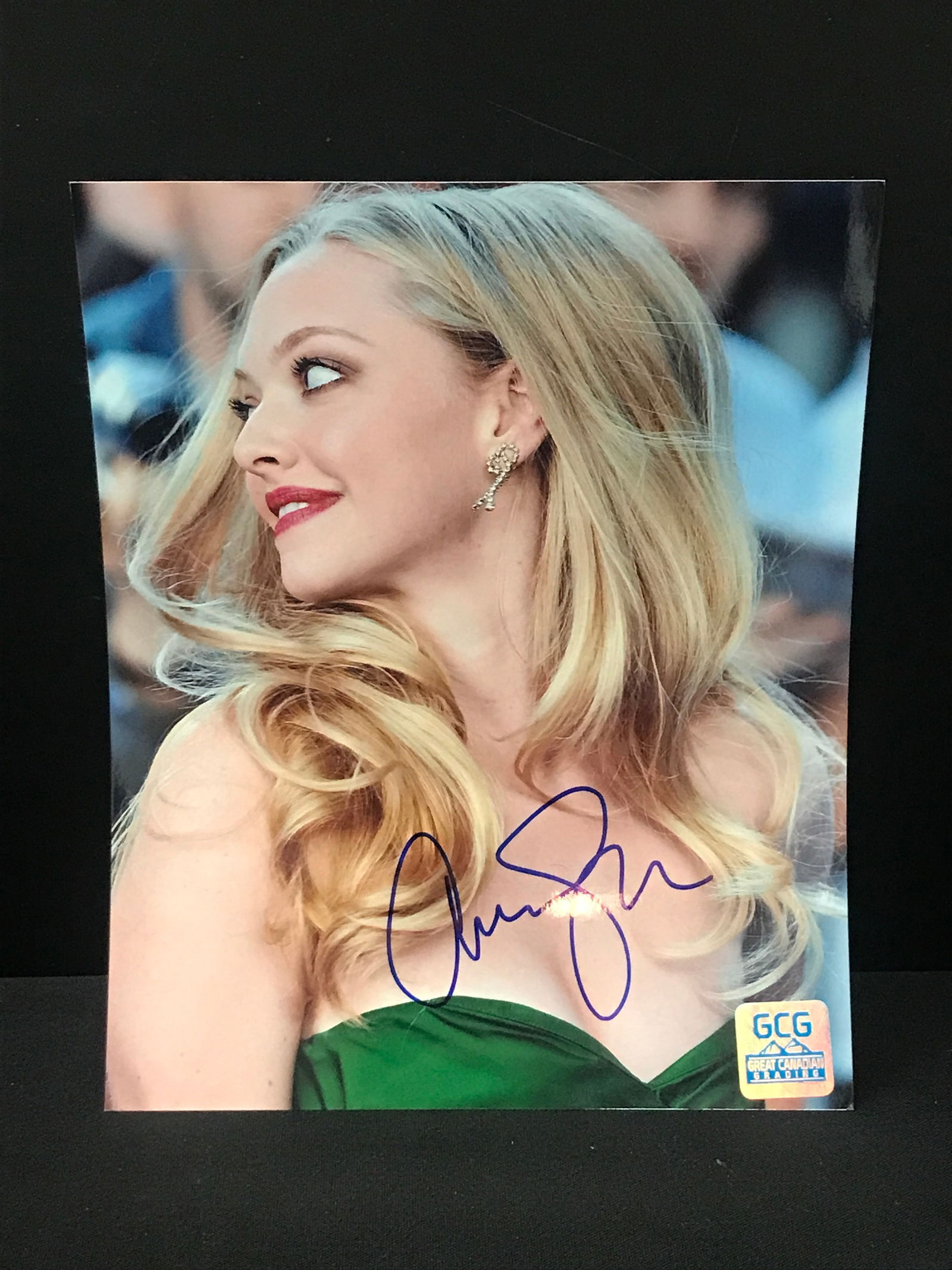AMANDA SEYFRIED SIGNED 8X10 - GCG COA (1 of 1)