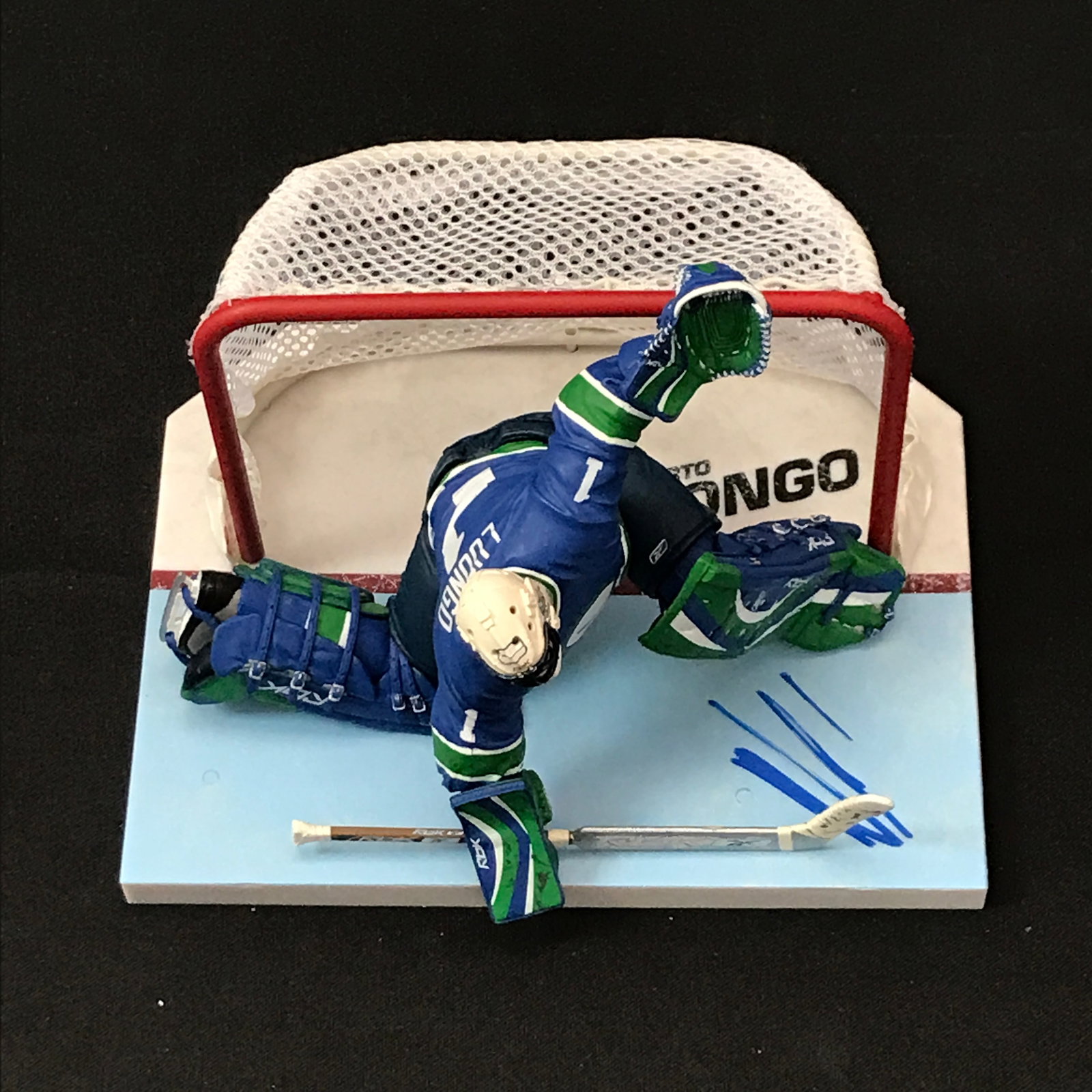 ROBERTO LUONGO SIGNED STATUE WITH COA: Prices are in Canadian dollars