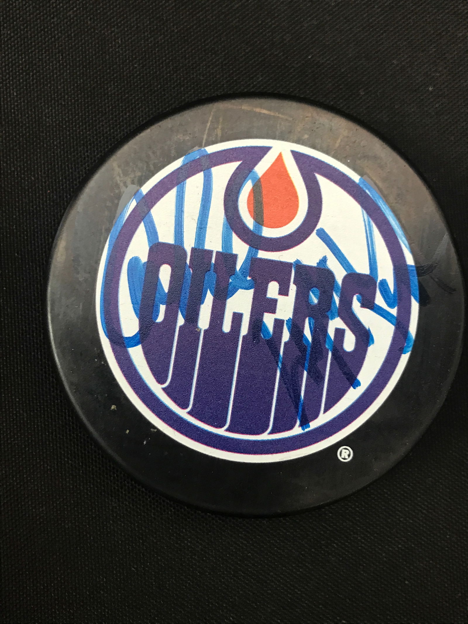 CONNOR MCDAVID AND WAYNE GRETZKY SIGNED OILERS PUCK GCG COA (1 of 2)