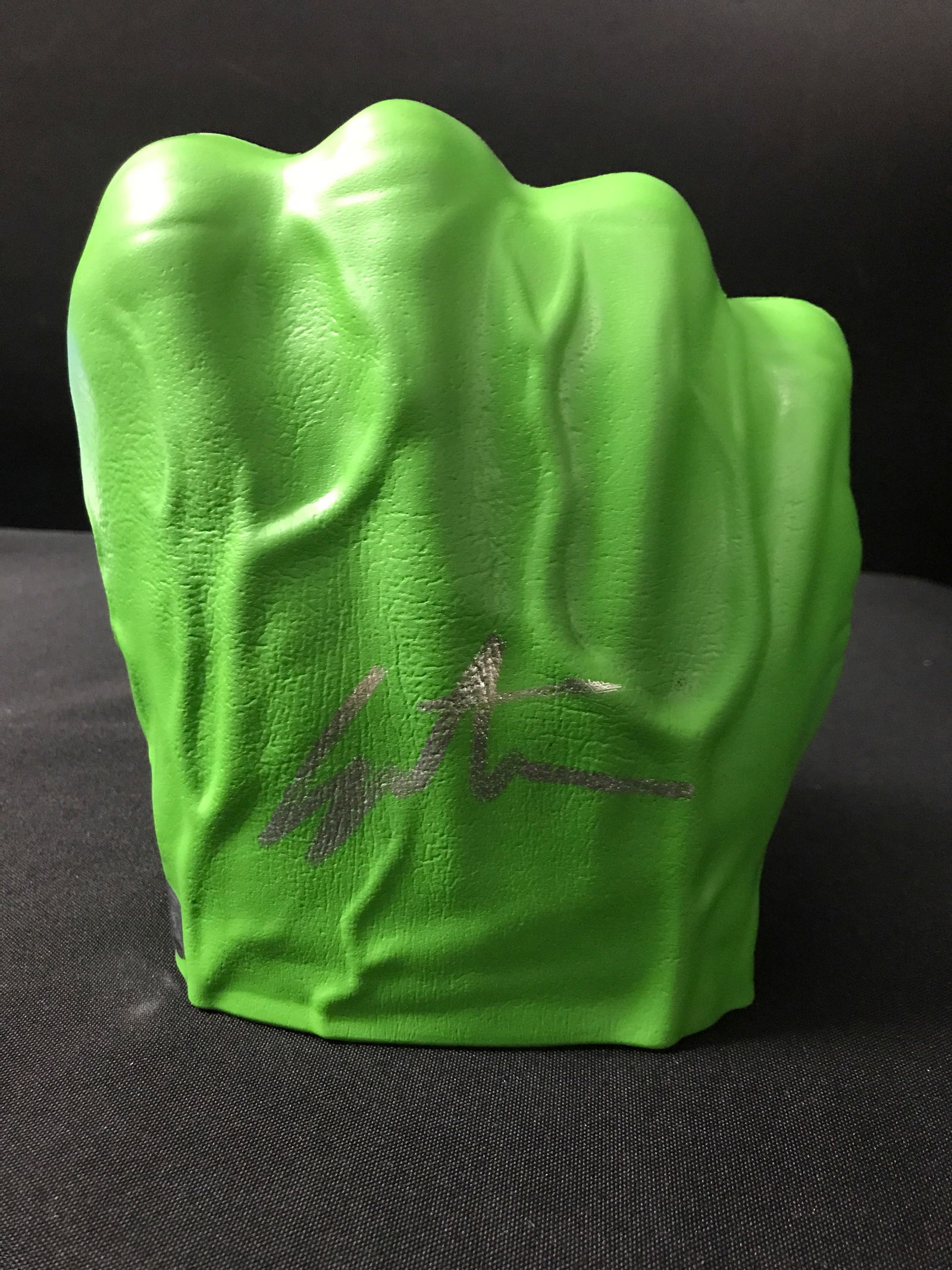 EDWARD NORTON SIGNED HULK HAND WITH COA (1 of 3)