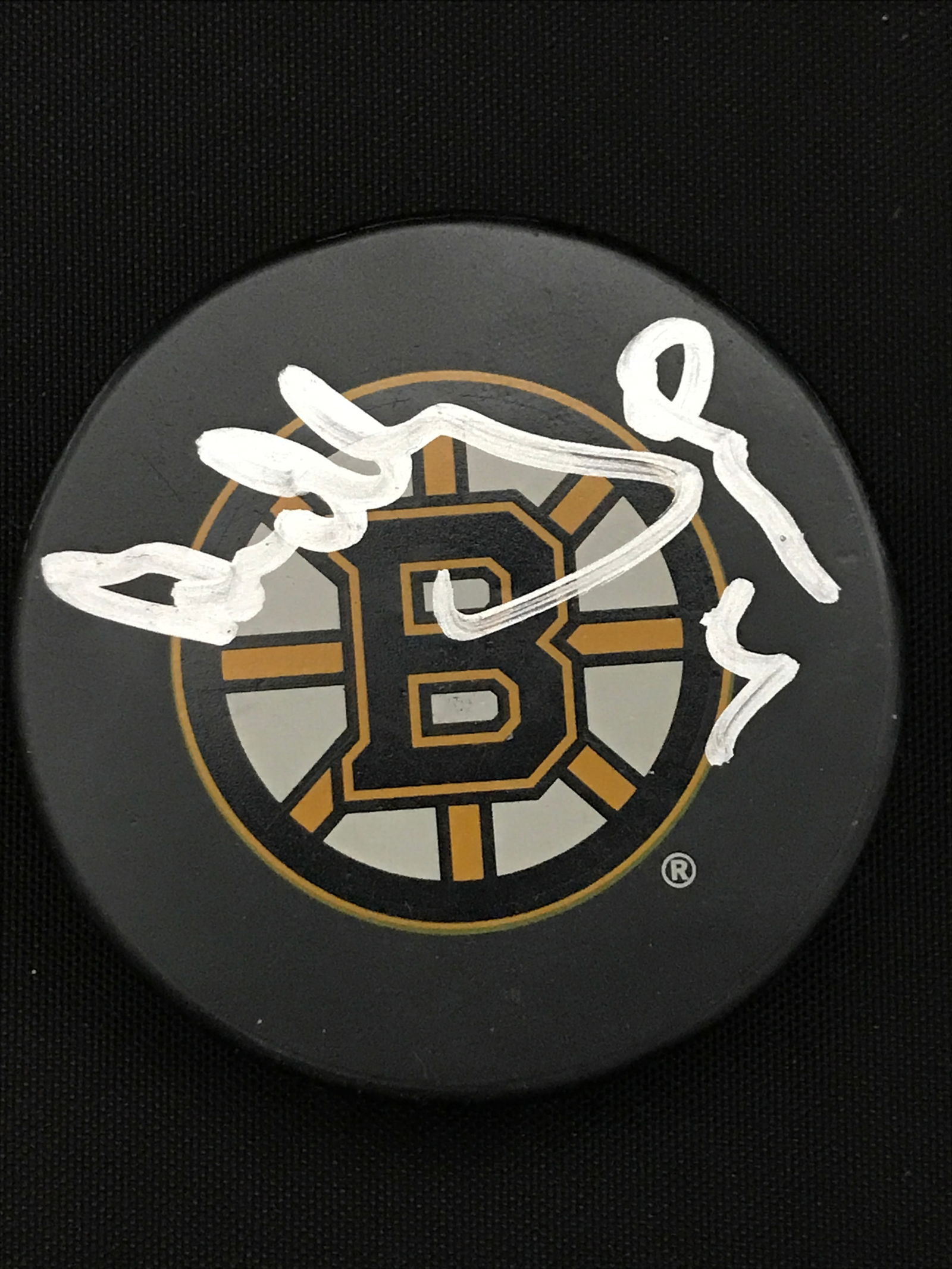 BOBBY ORR SIGNED HOCKEY PUCK GCG COA (1 of 1)