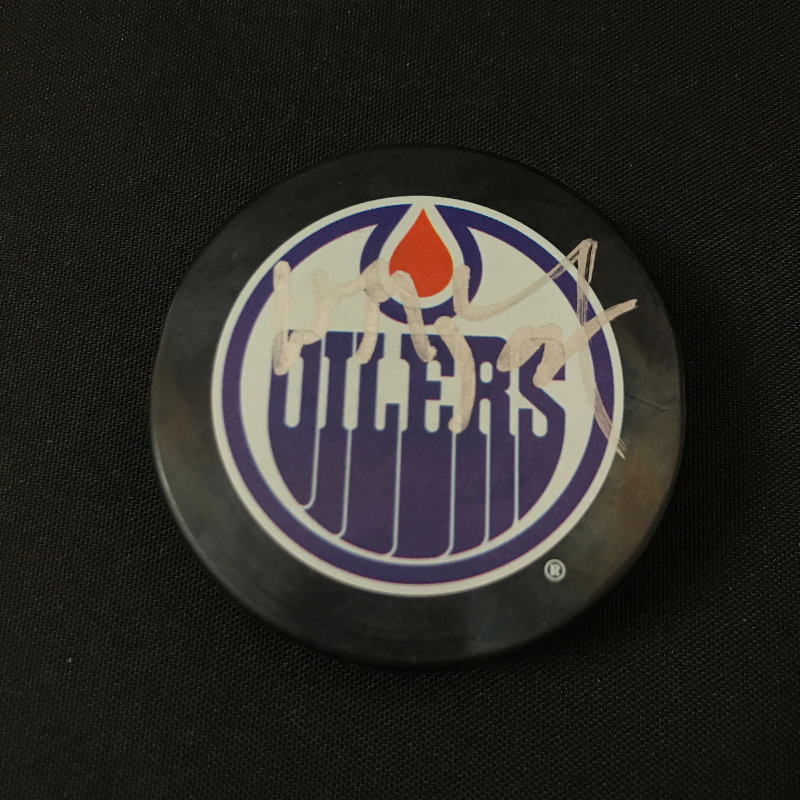 WAYNE GRETZKY SIGNED OILERS HOCKEY PUCK GCG HOLO (1 of 2)