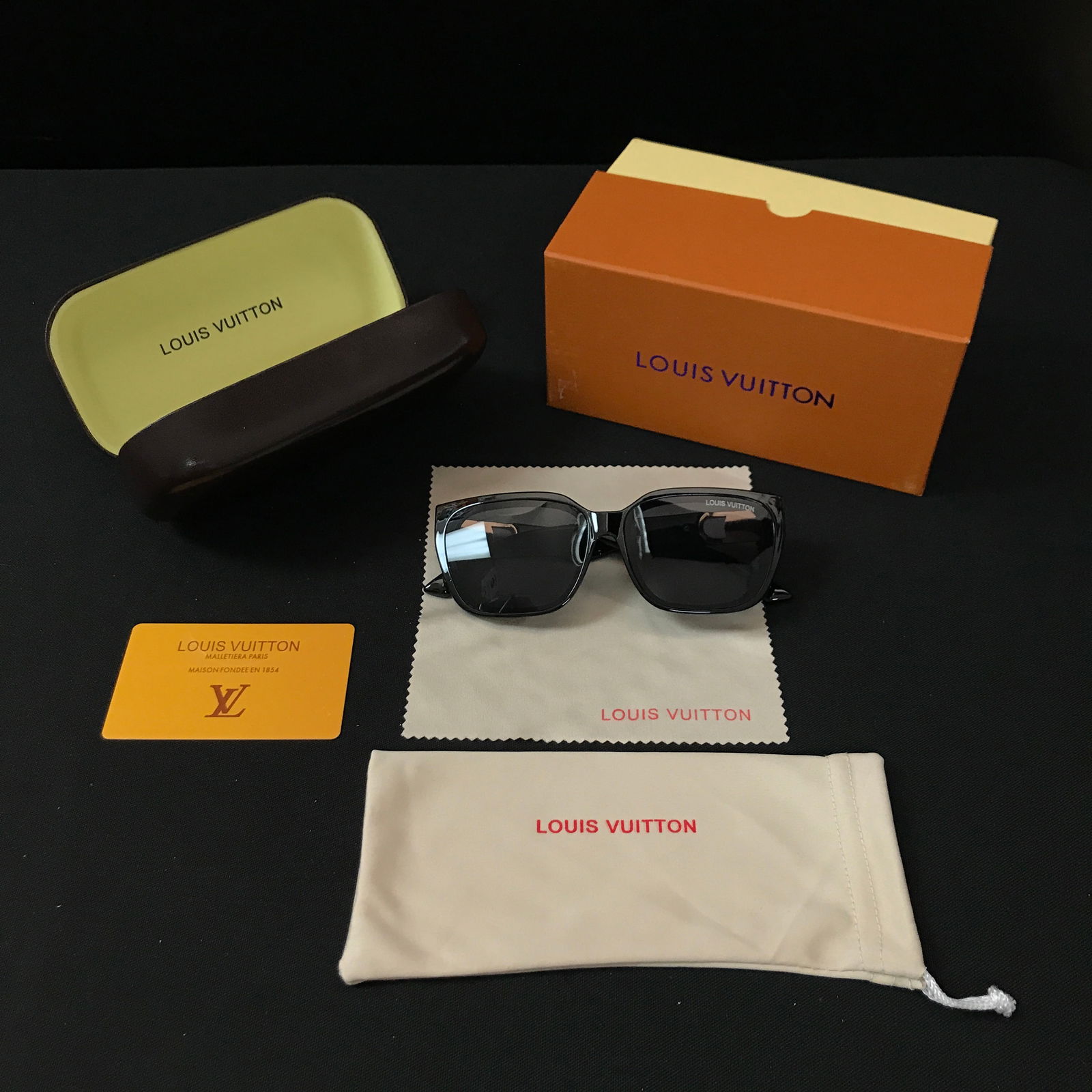BNIB DIOR SUNGLASSES WITH BOX AND PAPERS (1 of 2)