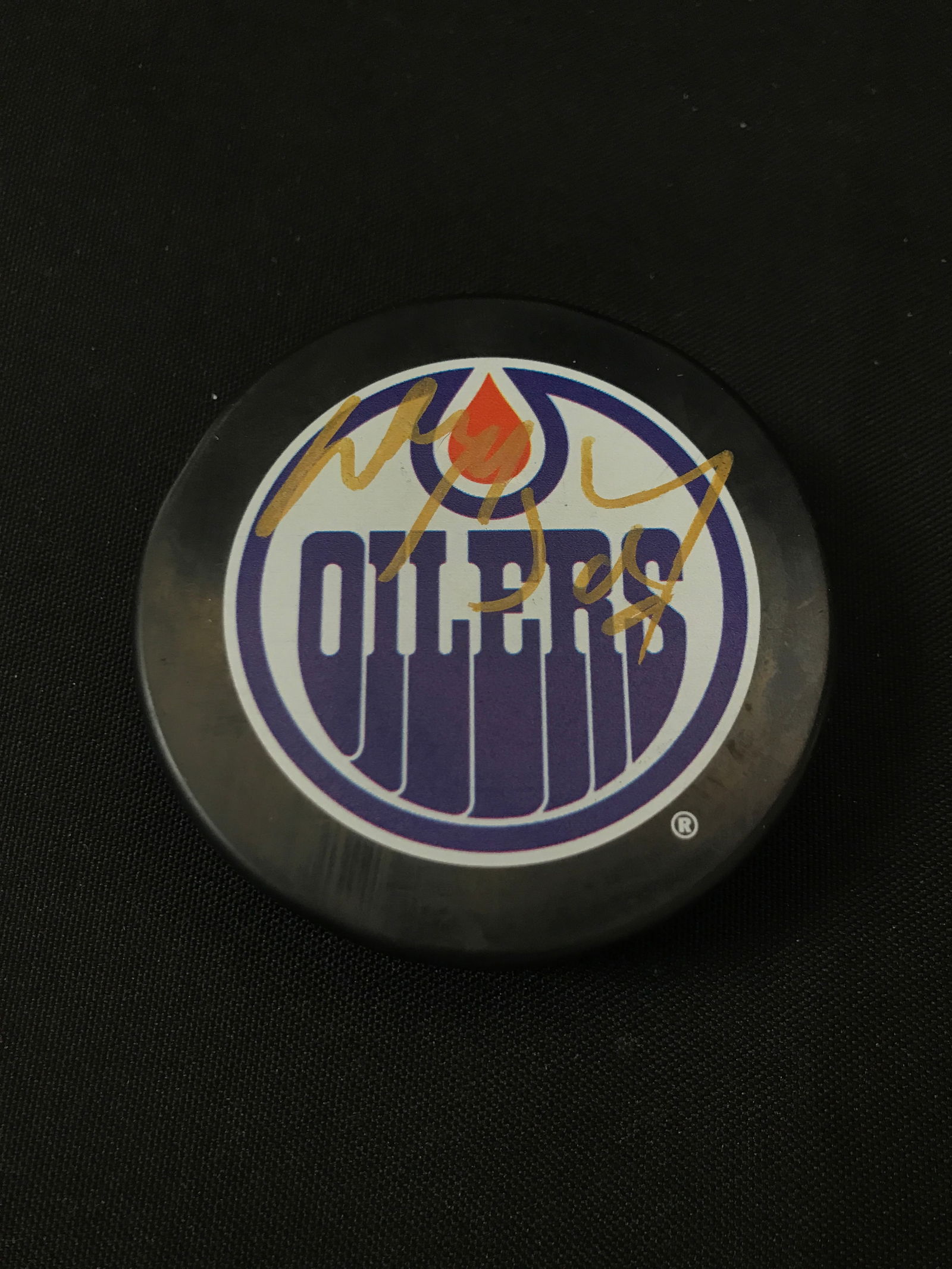 WAYNE GRETZKY SIGNED OILERS HOCKEY PUCK GCG COA (1 of 2)