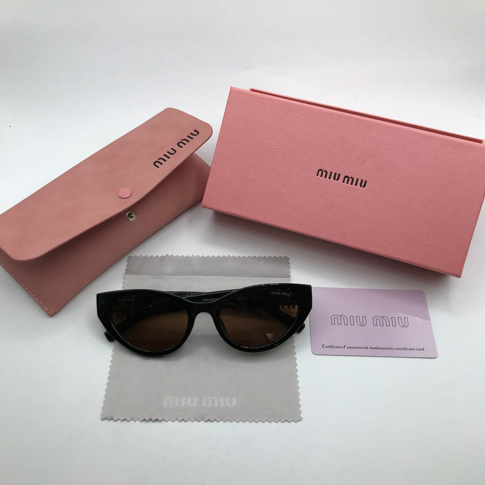BNIB SUNGLASSES WITH CASE AND ACCESSORIES (1 of 2)