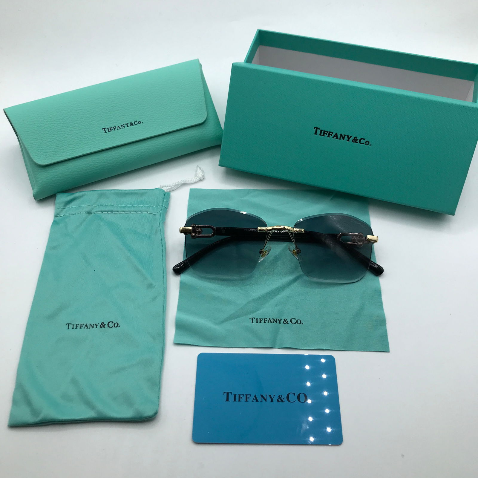 BNIB SUNGLASSES WITH CASE AND ACCESSORIES (1 of 2)