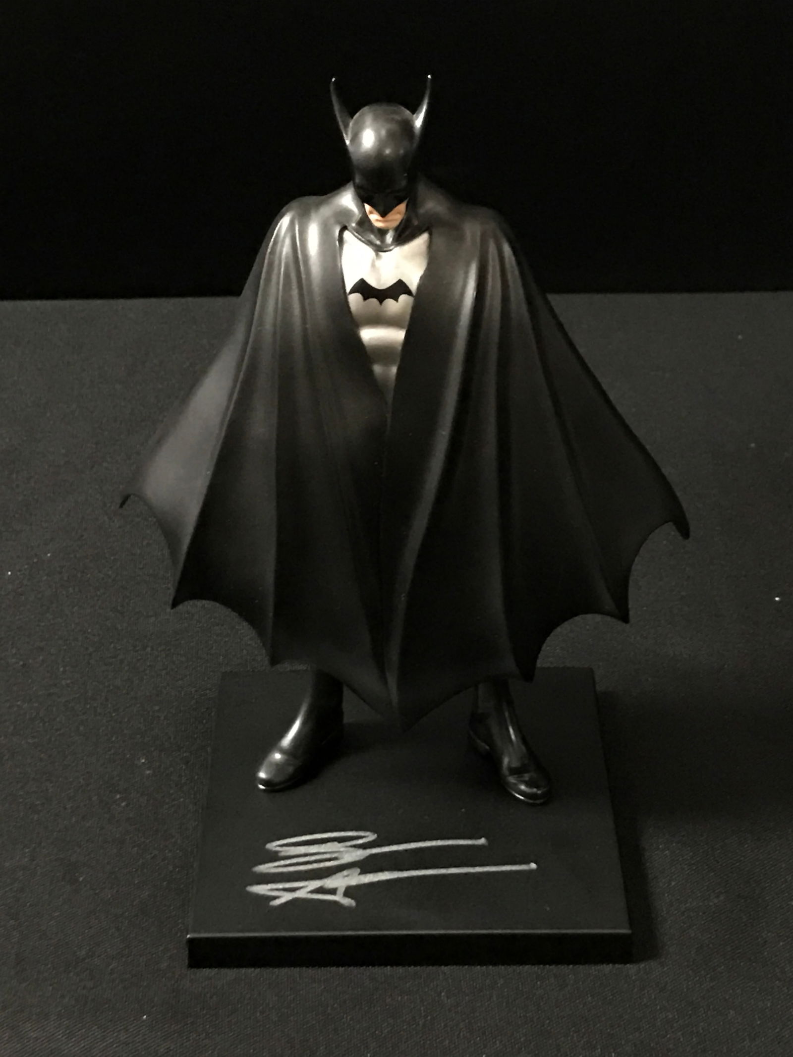 BEN AFFLECK SIGNED BATMAN STATUE - KB COA (1 of 2)